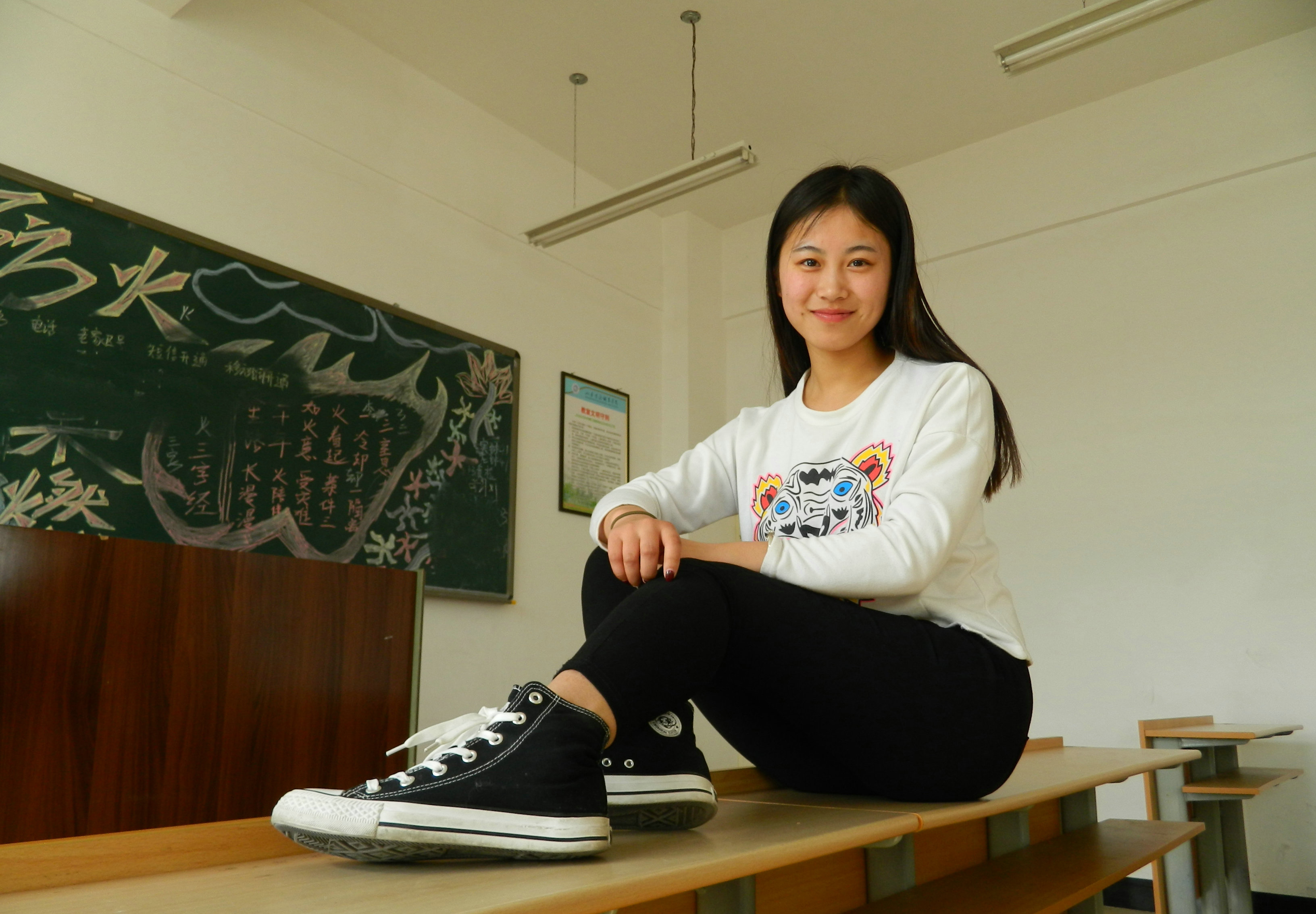 《学妹璐璐教室帆布鞋裸足》作品图