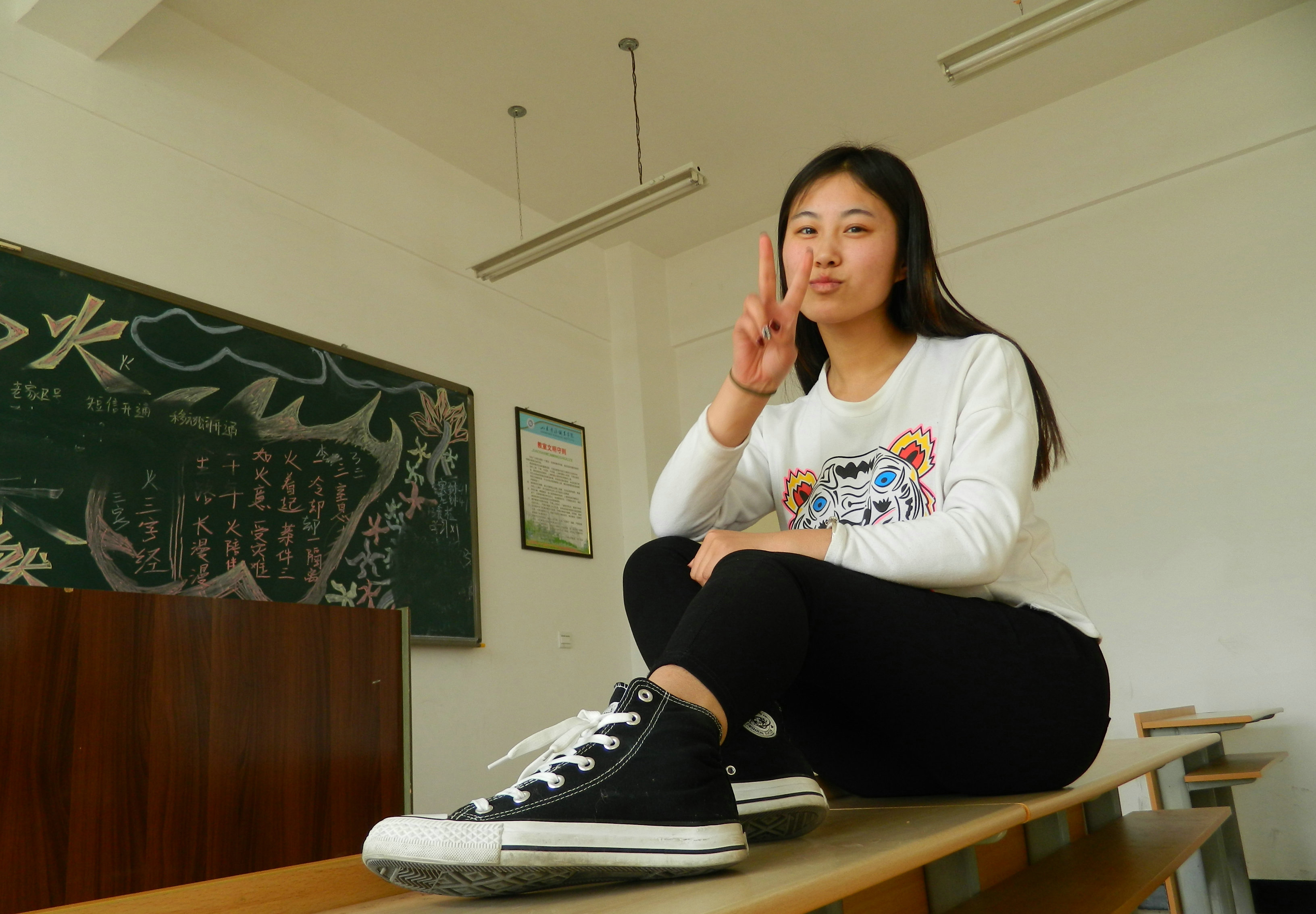 《学妹璐璐教室帆布鞋裸足》作品图