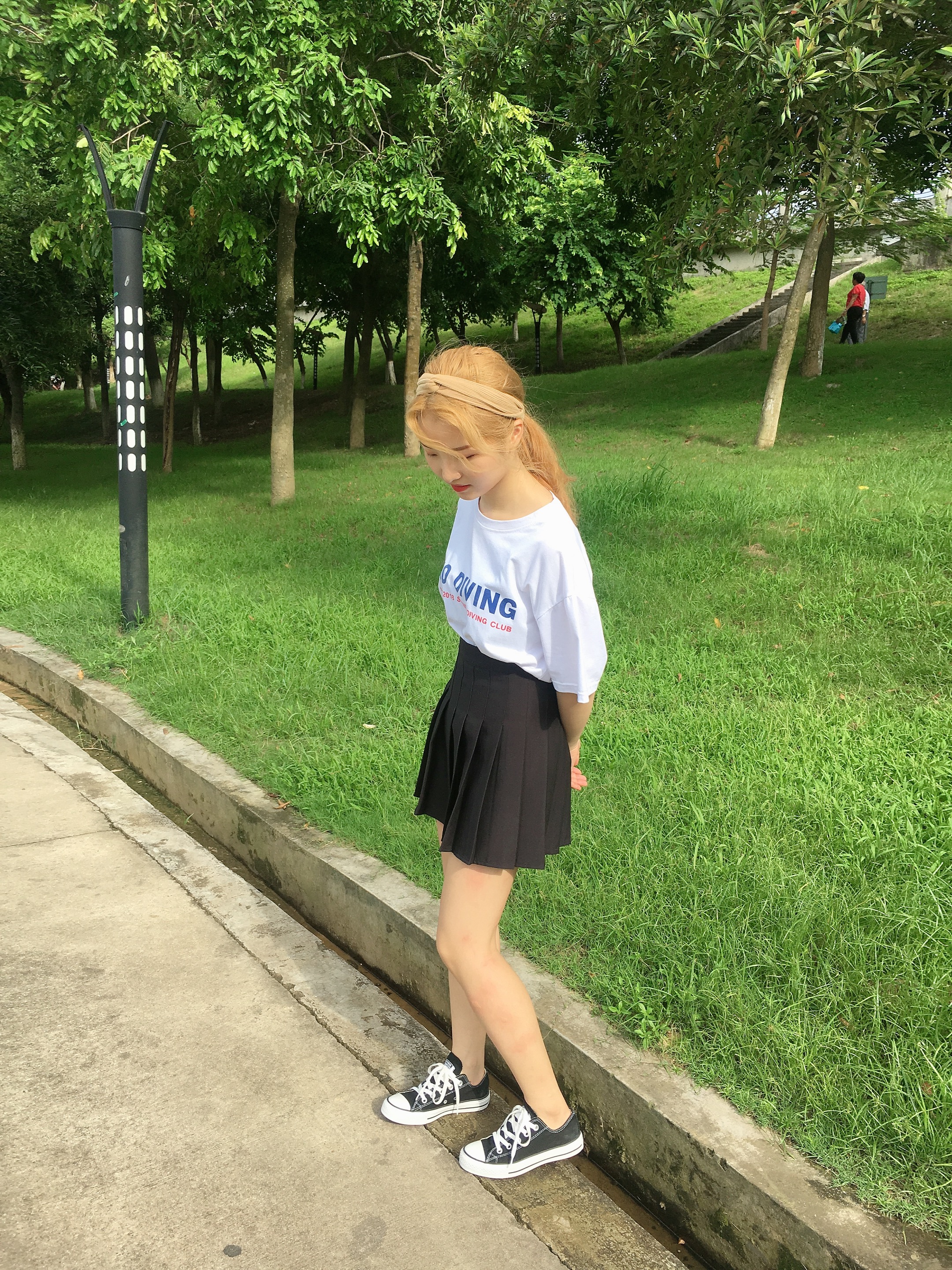 《裸足穿帆布鞋》作品图