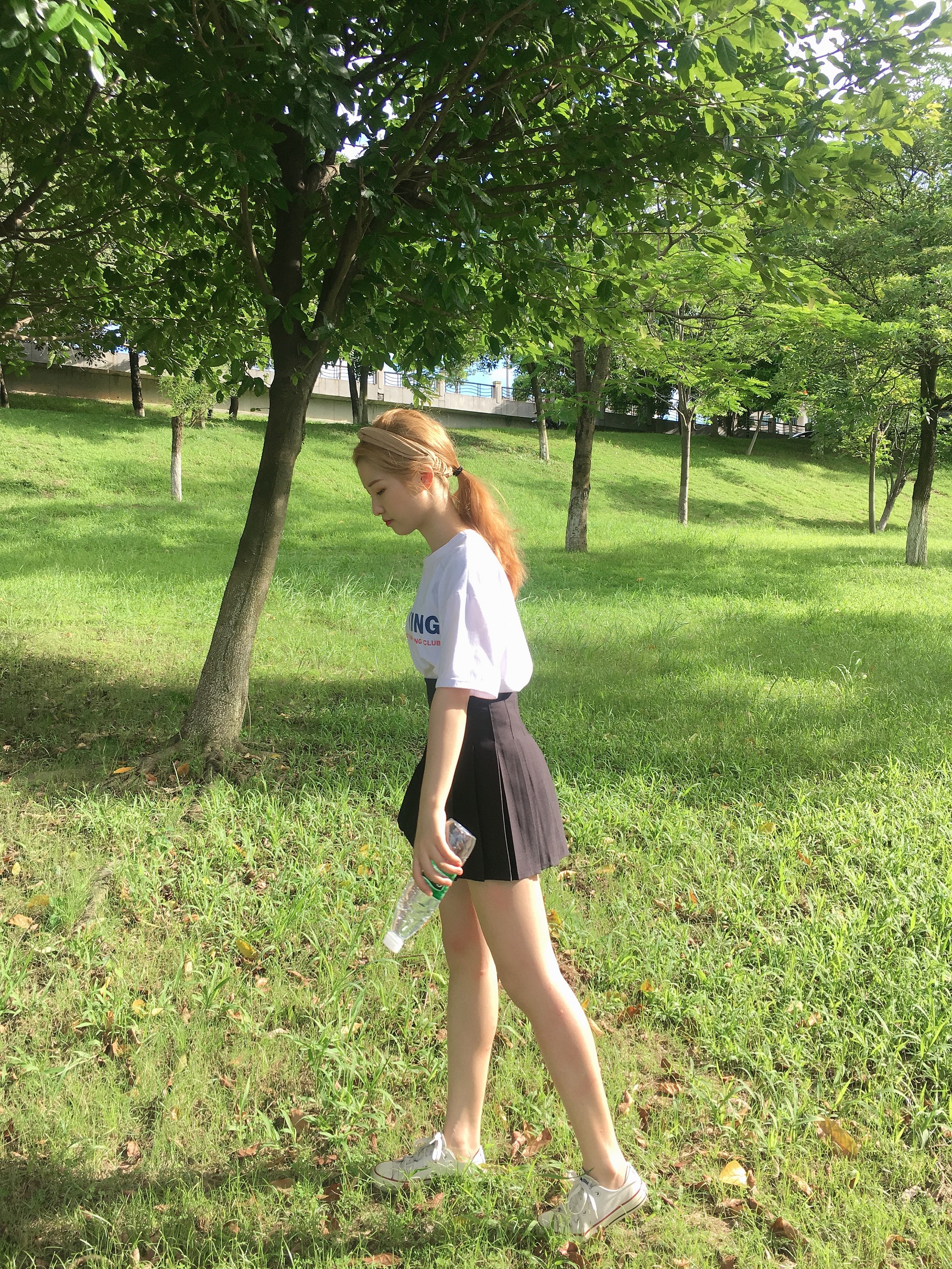 《裸足穿帆布鞋》作品图