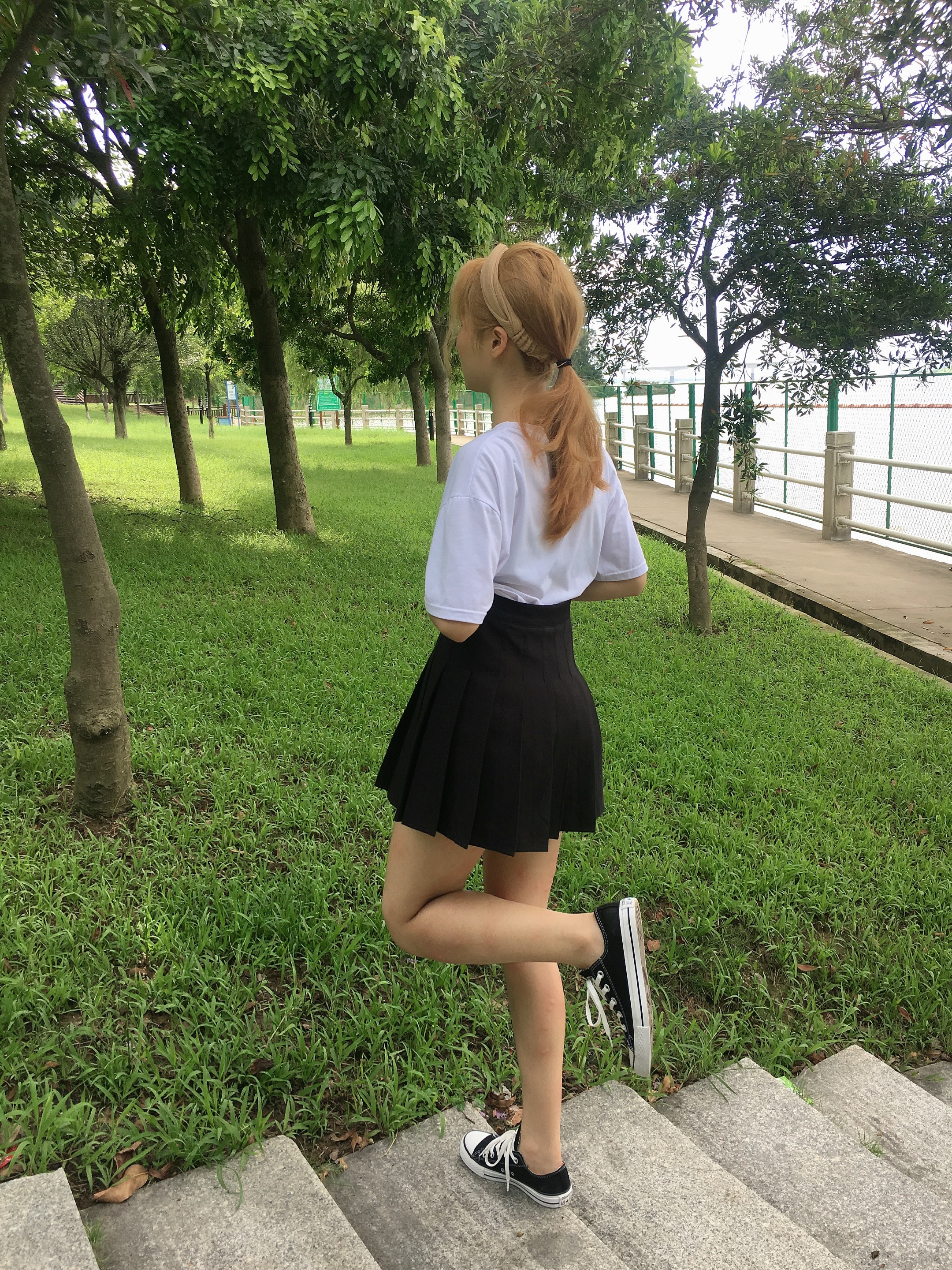 《裸足穿帆布鞋》作品图