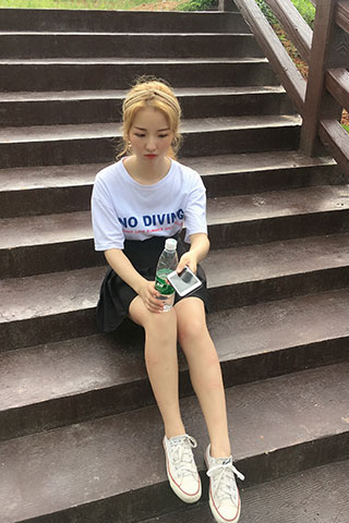 赤足穿帆布鞋的金发小姑娘