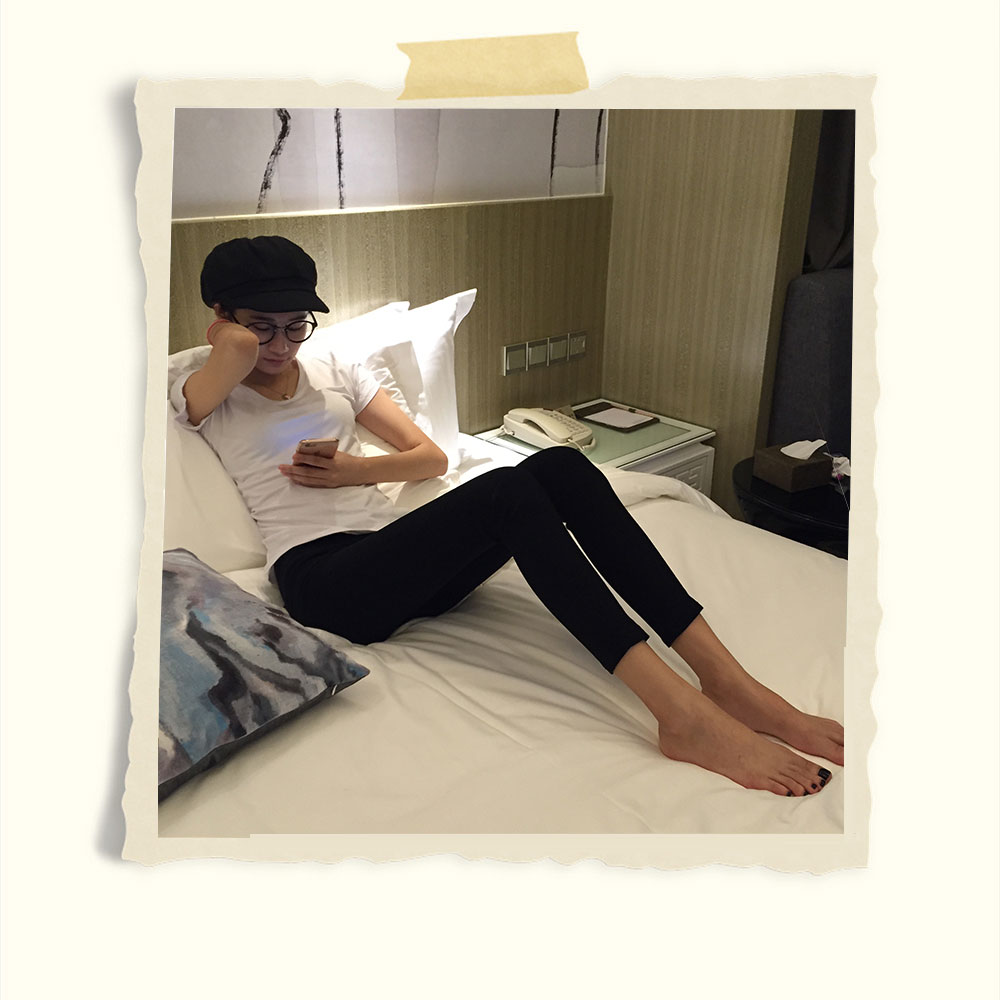 穿贝壳头的细长腿眼镜小姑娘