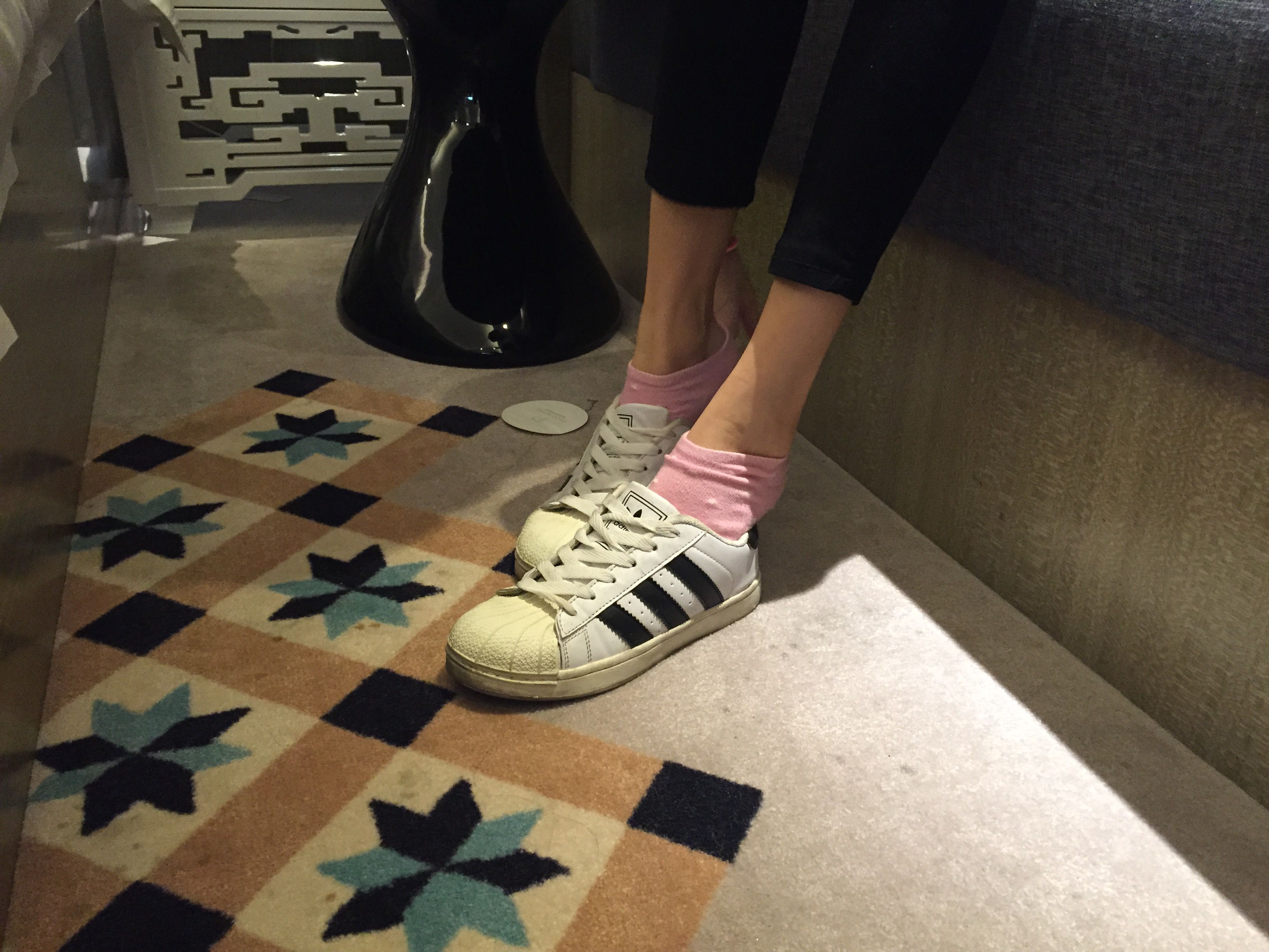 《穿贝壳头的细长腿眼镜小姑娘》作品图