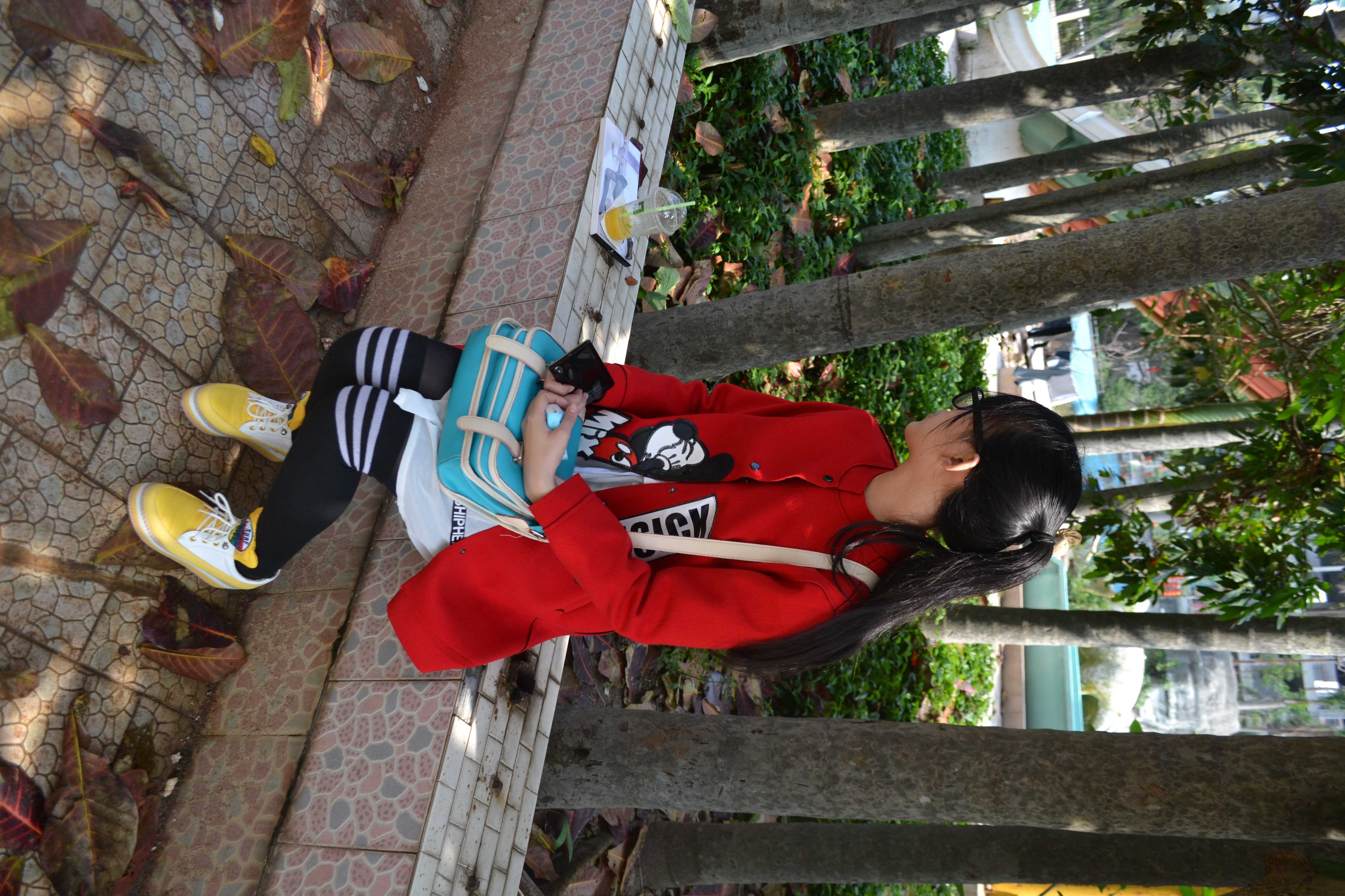 《大二眼镜学妹户外黑丝袜脚》作品图