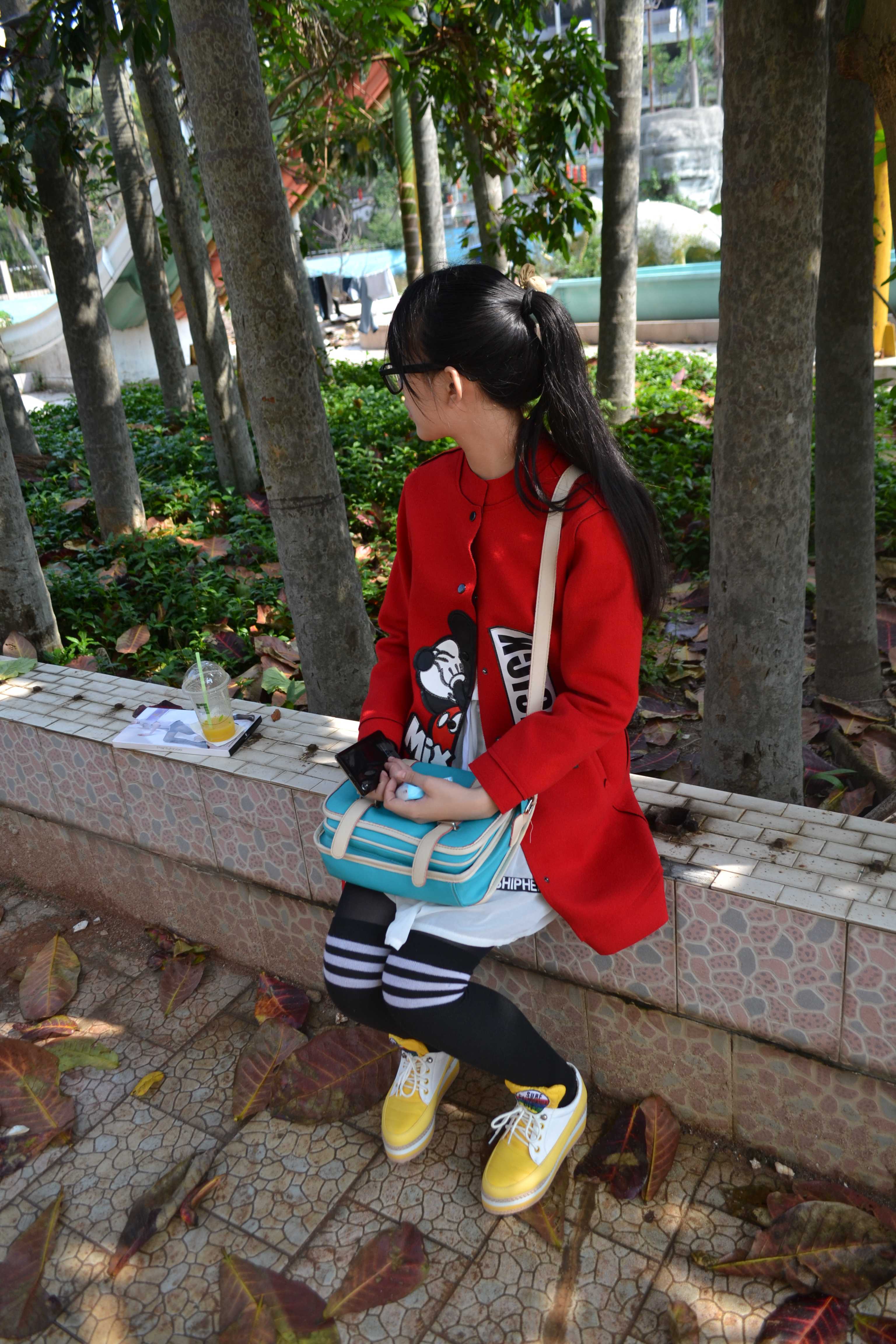 《大二眼镜学妹户外黑丝袜脚》作品图