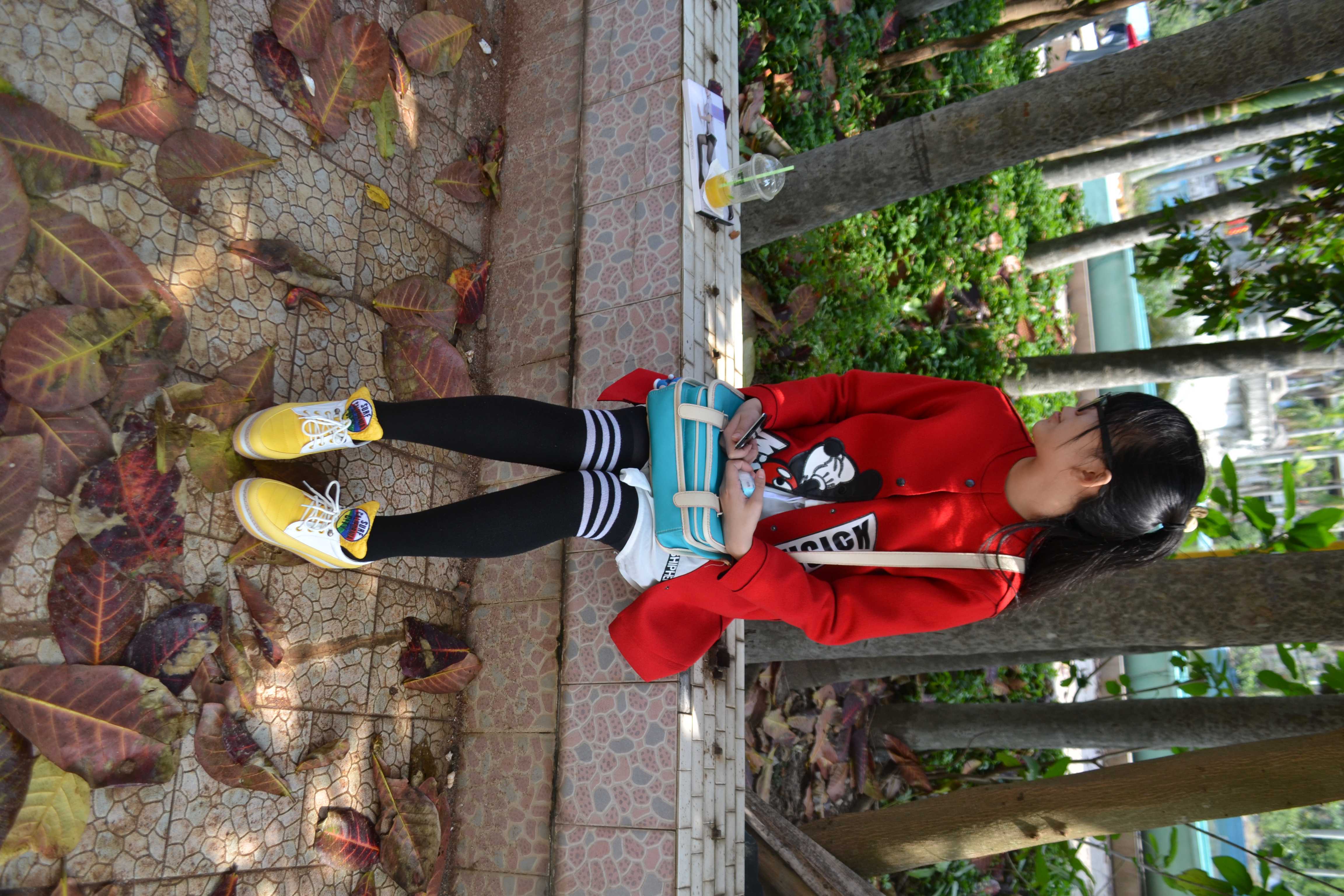 《大二眼镜学妹户外黑丝袜脚》作品图