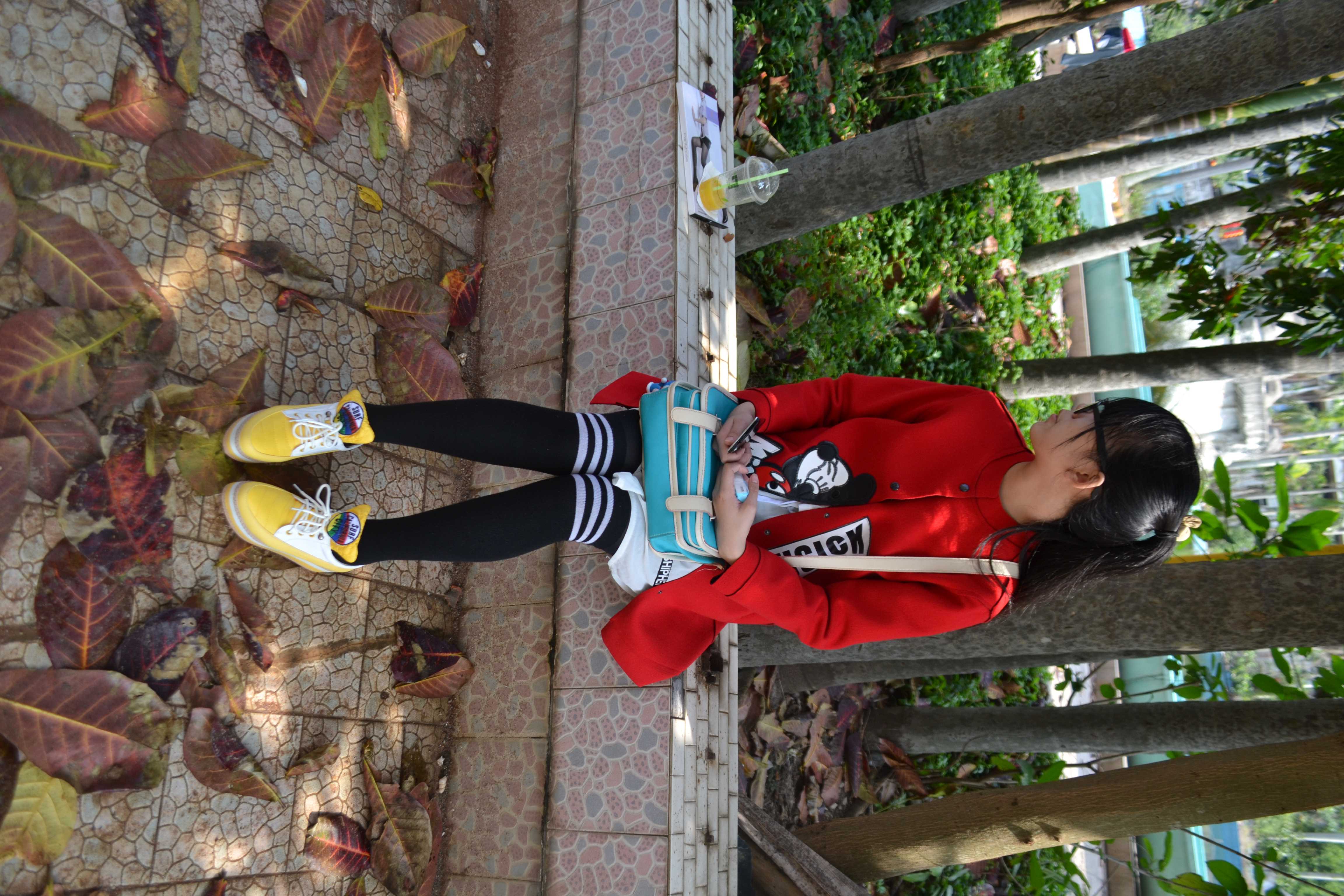 《大二眼镜学妹户外黑丝袜脚》作品图