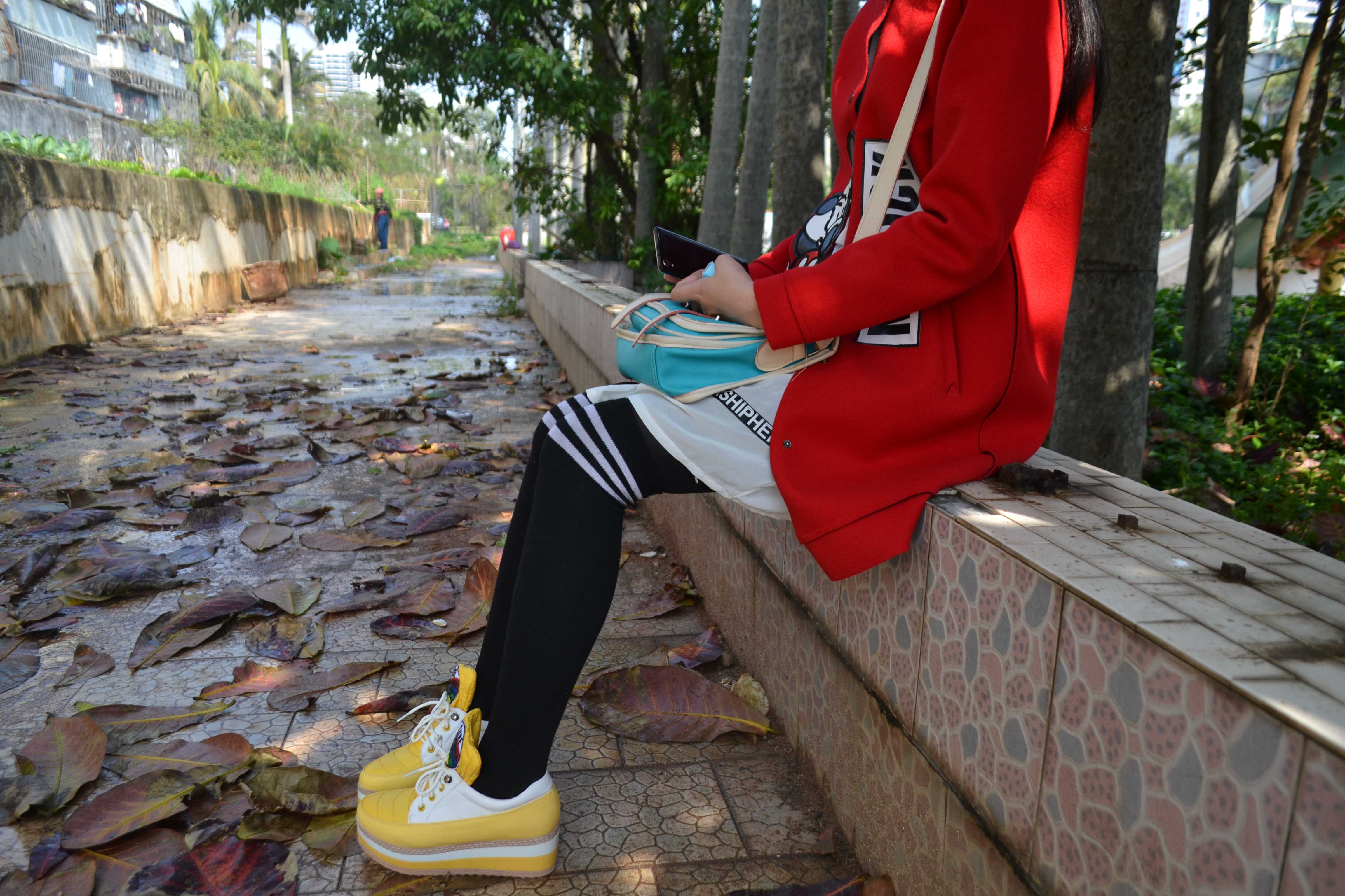 《大二眼镜学妹户外黑丝袜脚》作品图