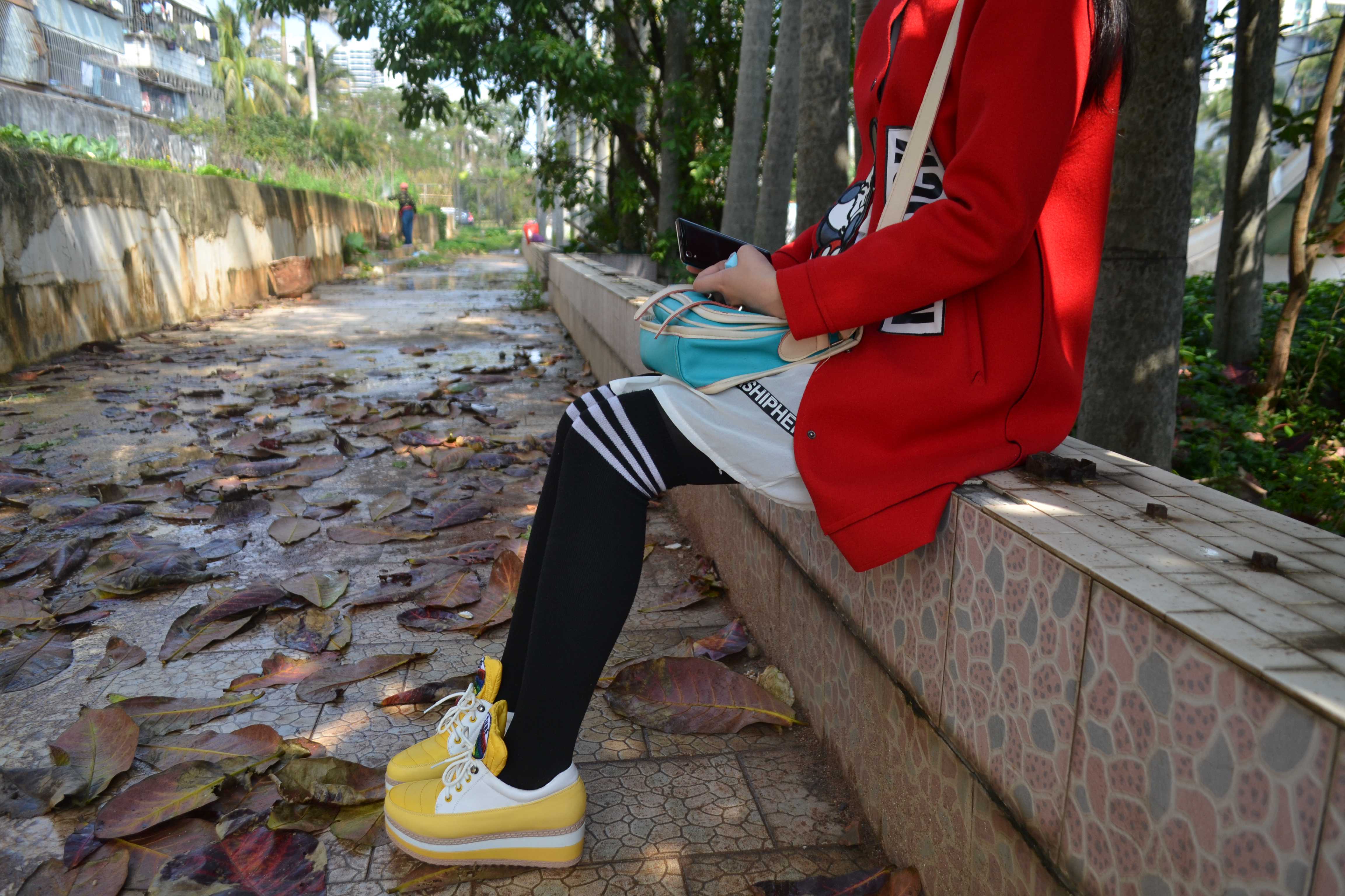 《大二眼镜学妹户外黑丝袜脚》作品图