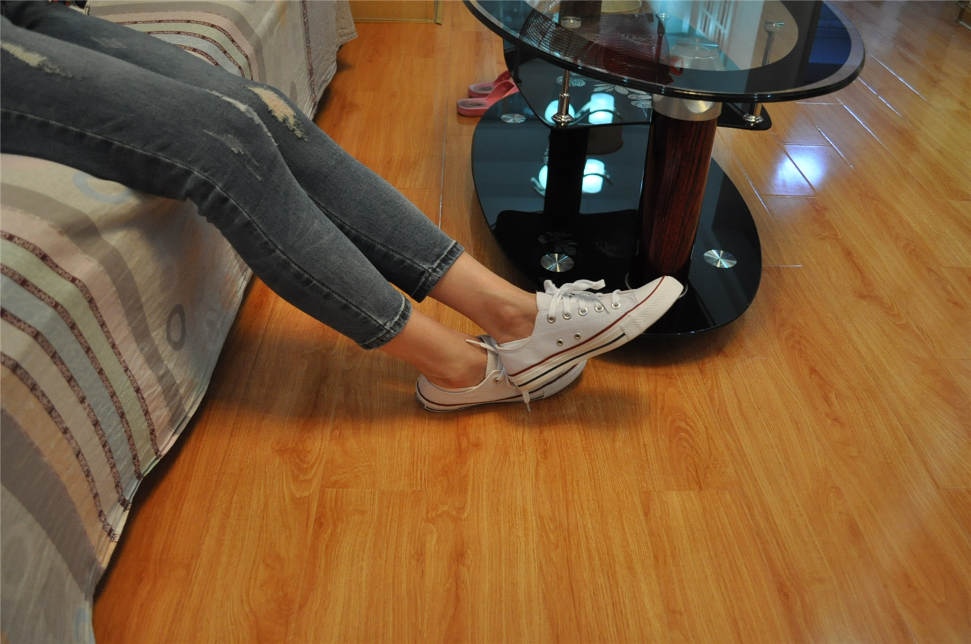 《大二学妹帆布鞋の白船袜脚》作品图