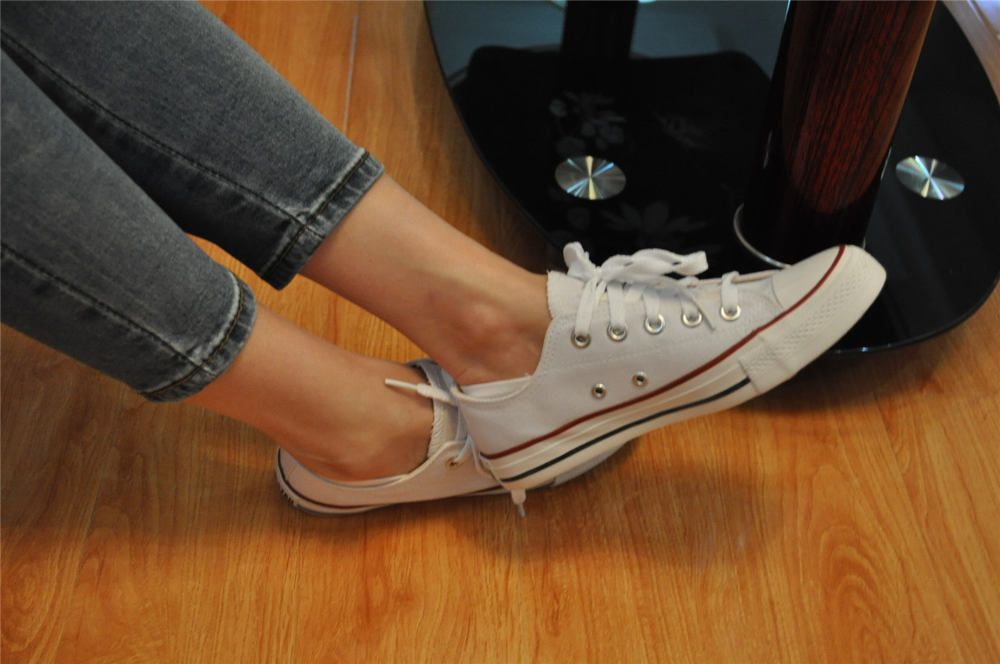《大二学妹帆布鞋の白船袜脚》作品图
