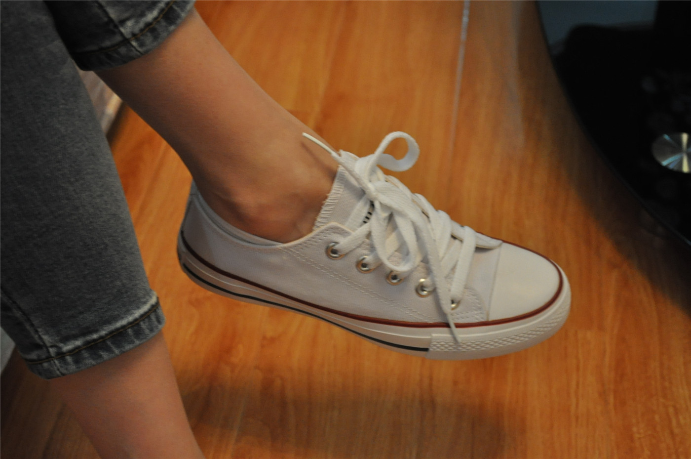 《大二学妹帆布鞋の白船袜脚》作品图