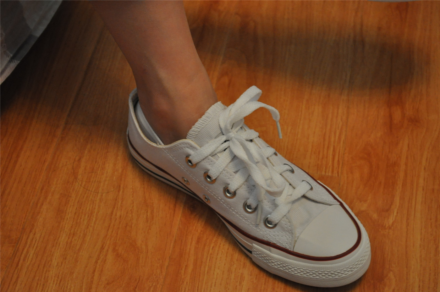 《大二学妹帆布鞋の白船袜脚》作品图