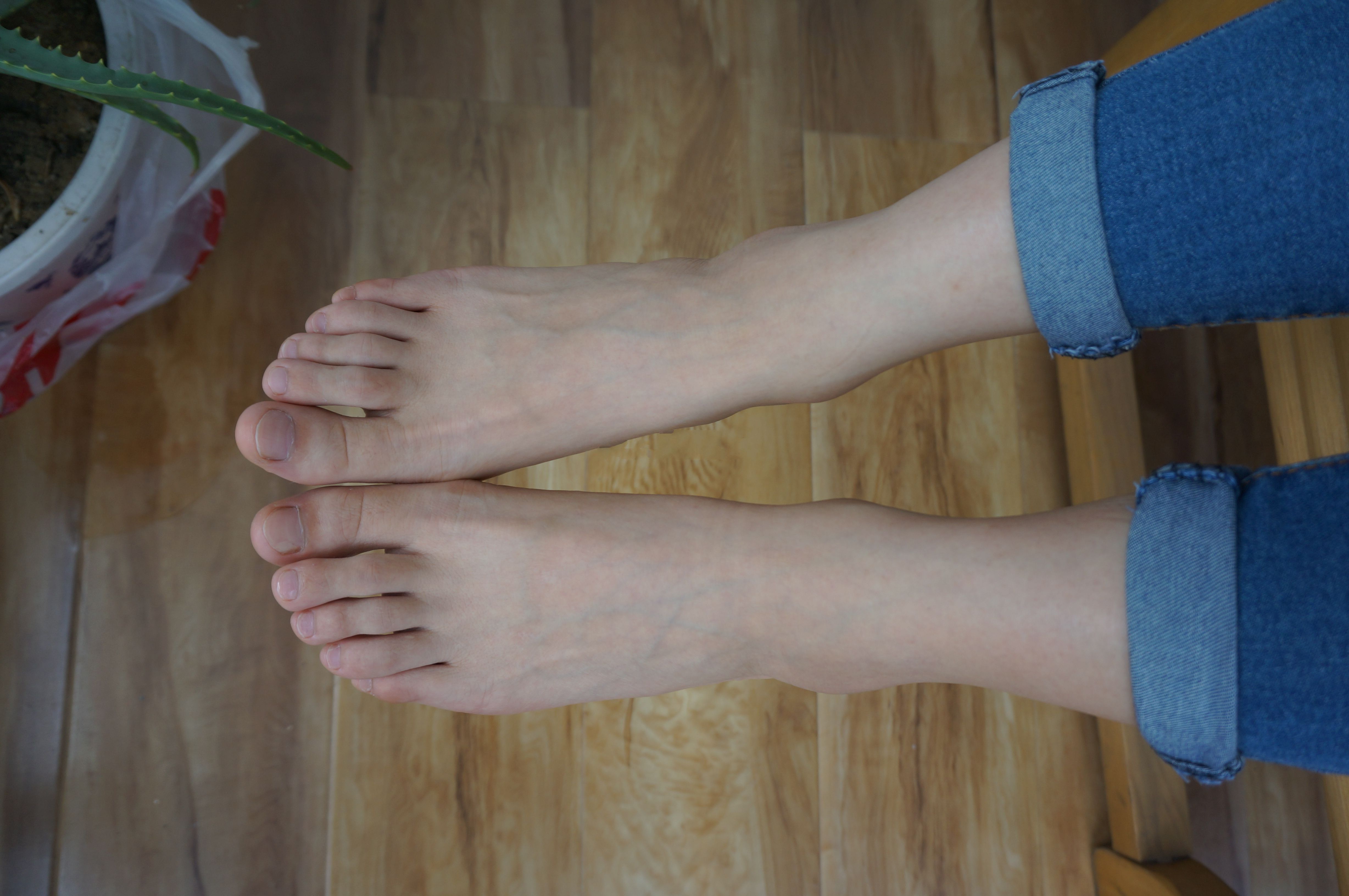 《高中小姐姐裸足の白棉袜脚》作品图