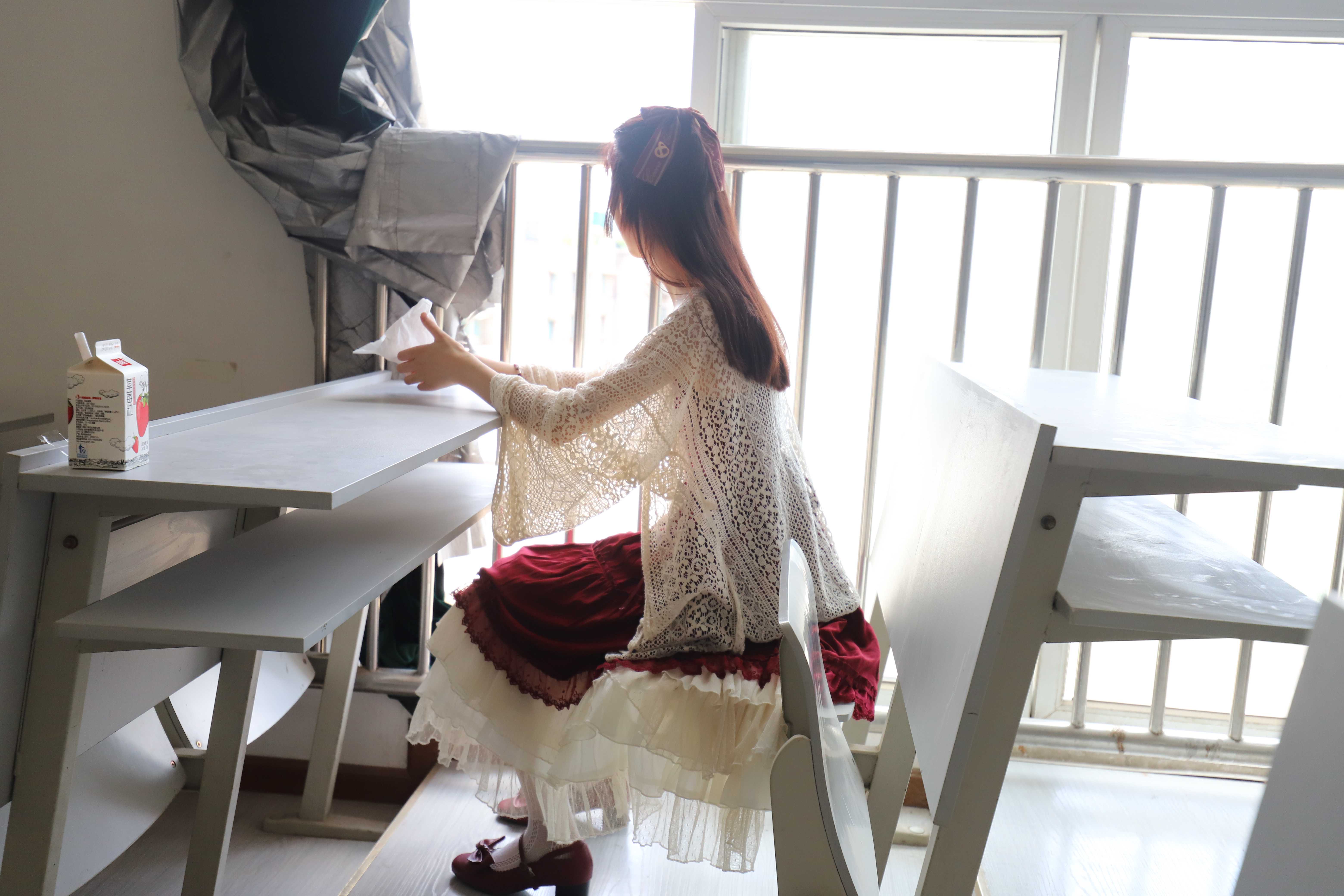 《教室公主裙の雕花丝袜脚》作品图