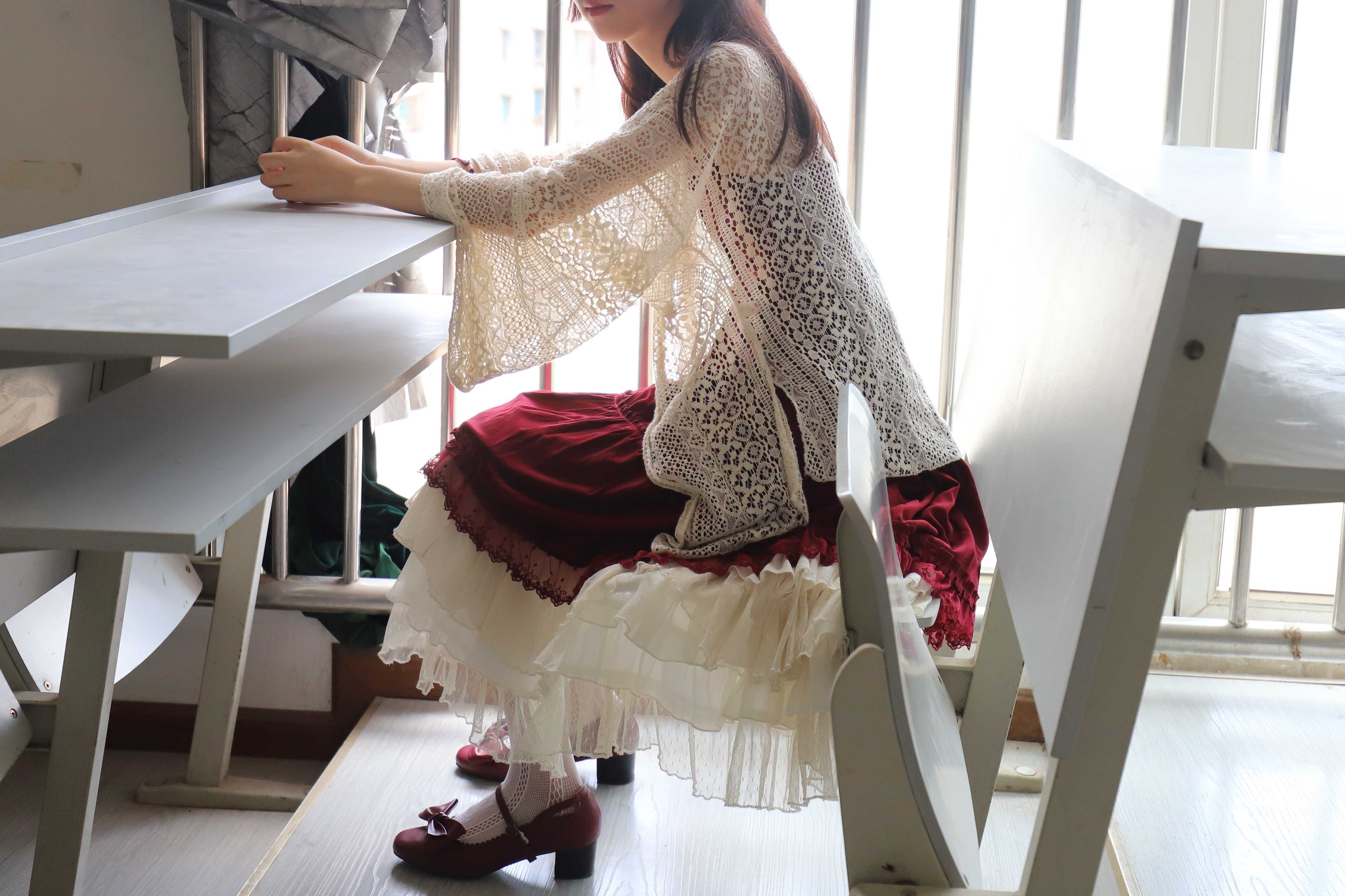 《教室公主裙の雕花丝袜脚》作品图