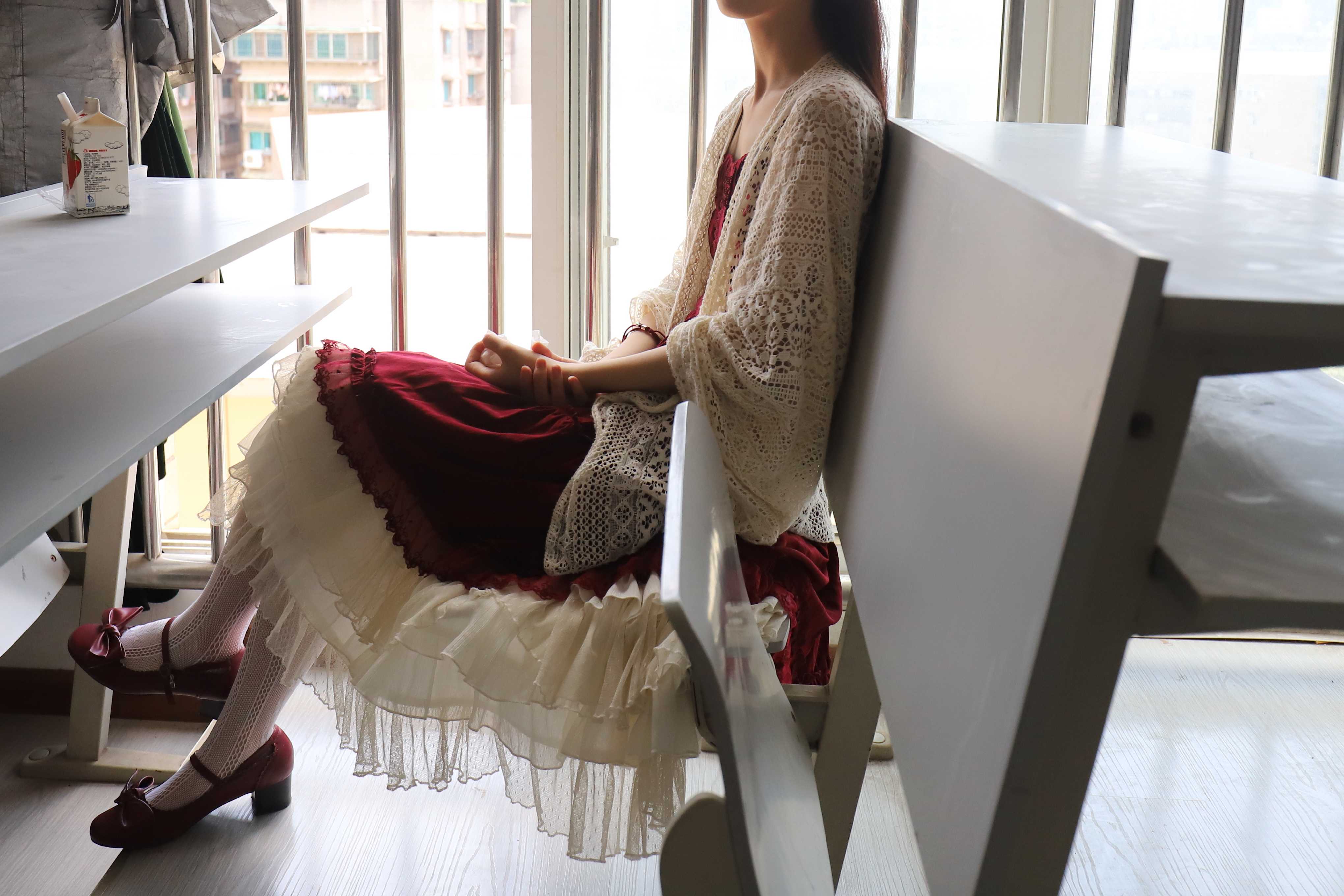 《教室公主裙の雕花丝袜脚》作品图