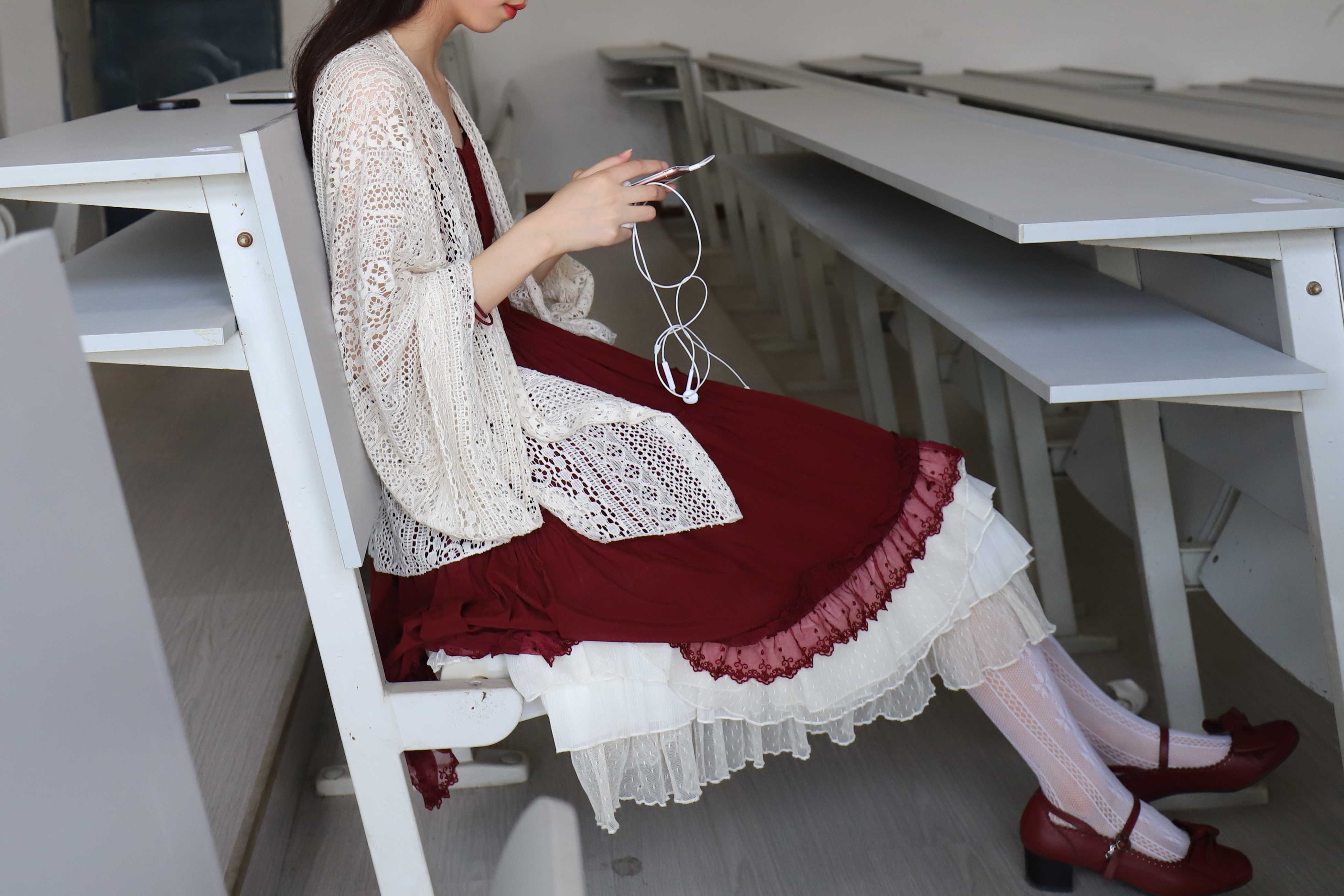 《教室公主裙の雕花丝袜脚》作品图