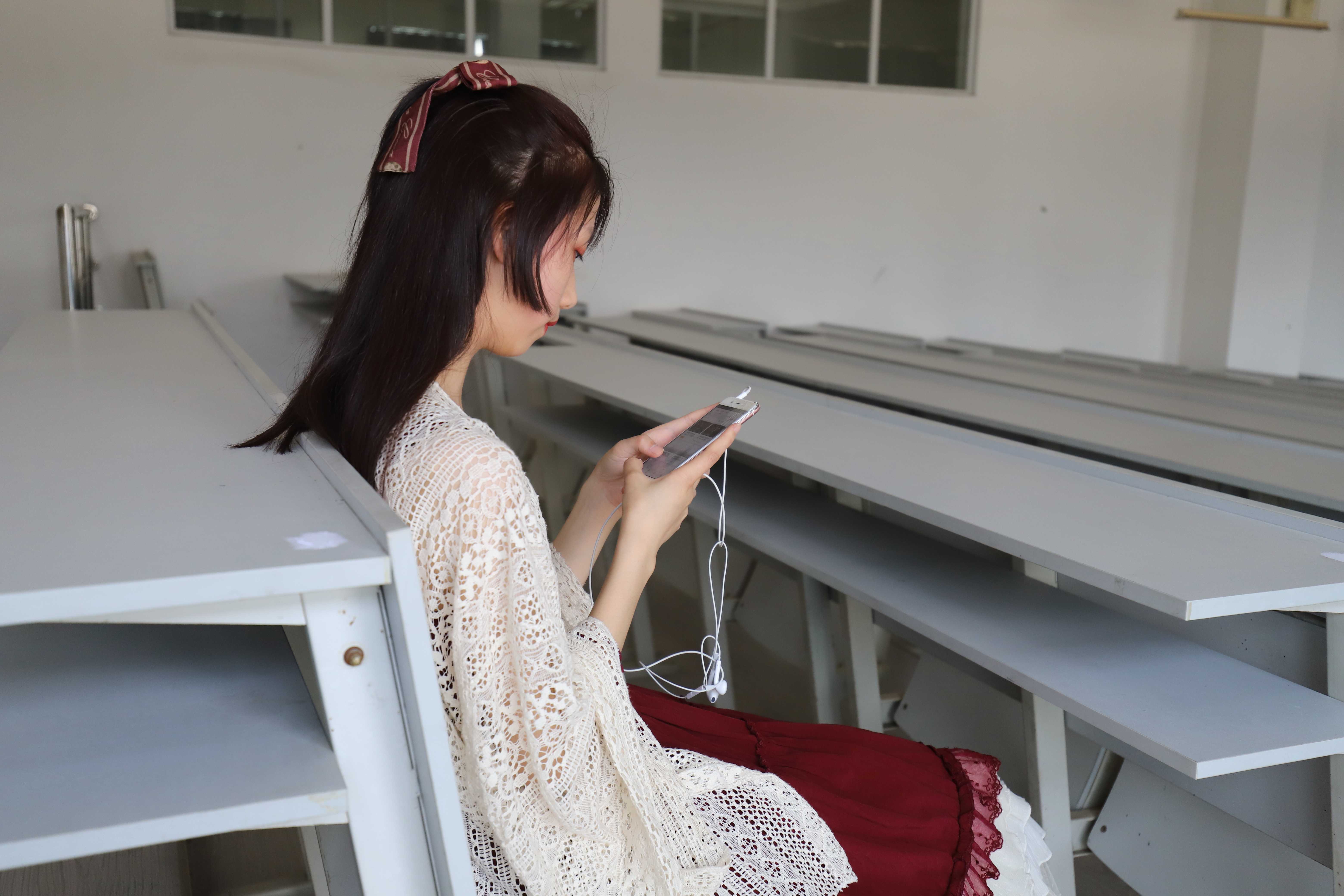 《教室公主裙の雕花丝袜脚》作品图