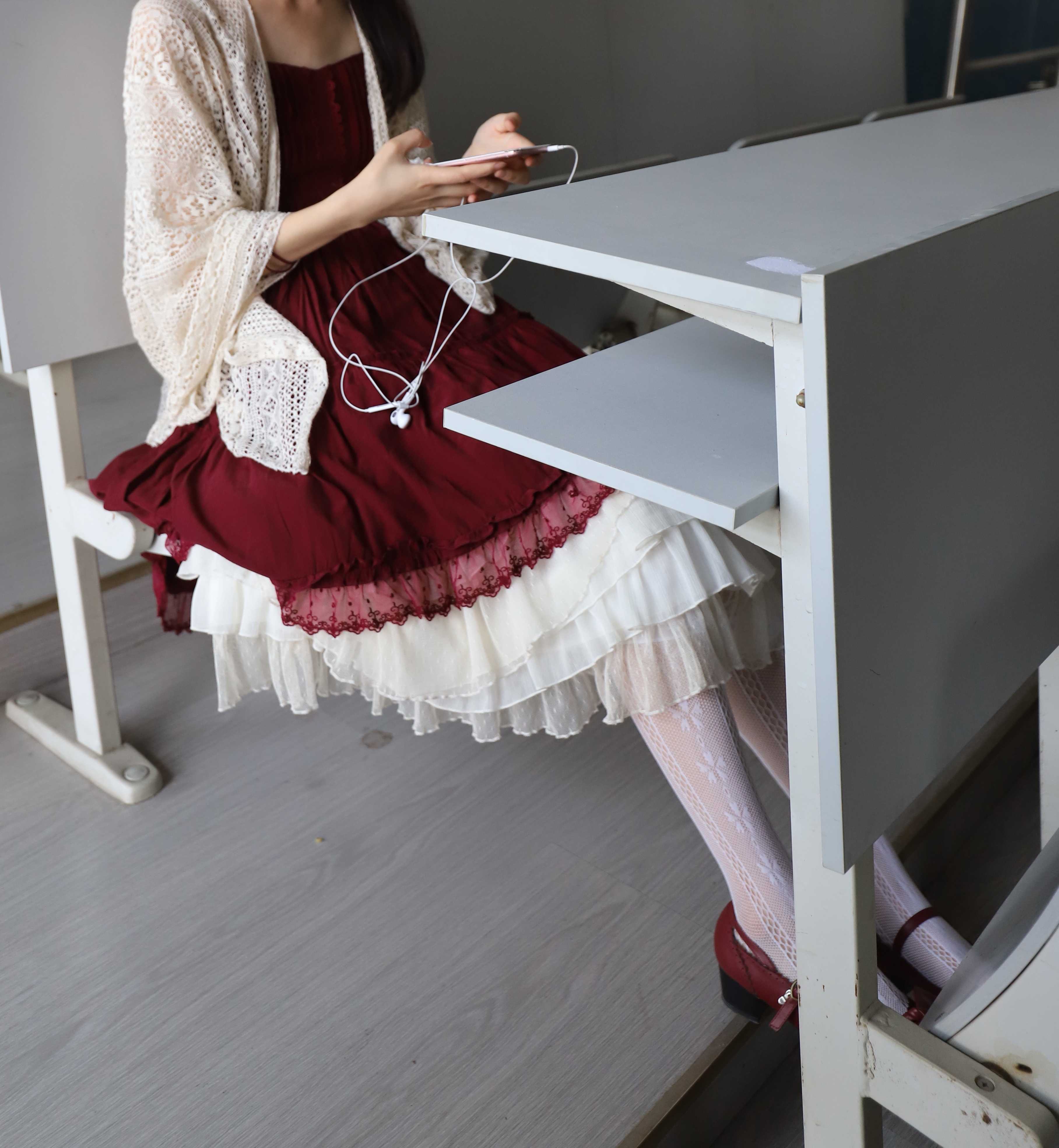 《教室公主裙の雕花丝袜脚》作品图