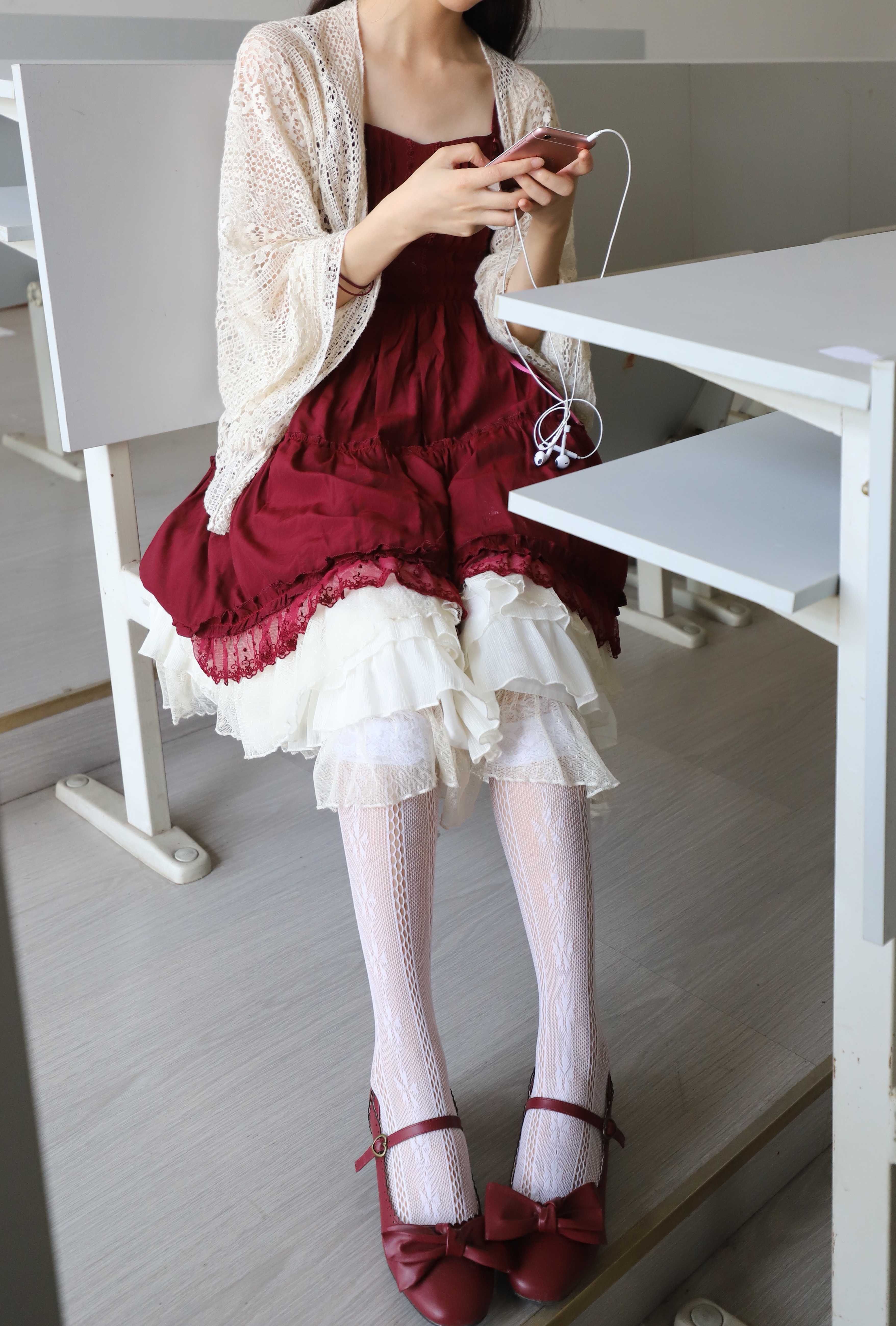 《教室公主裙の雕花丝袜脚》作品图