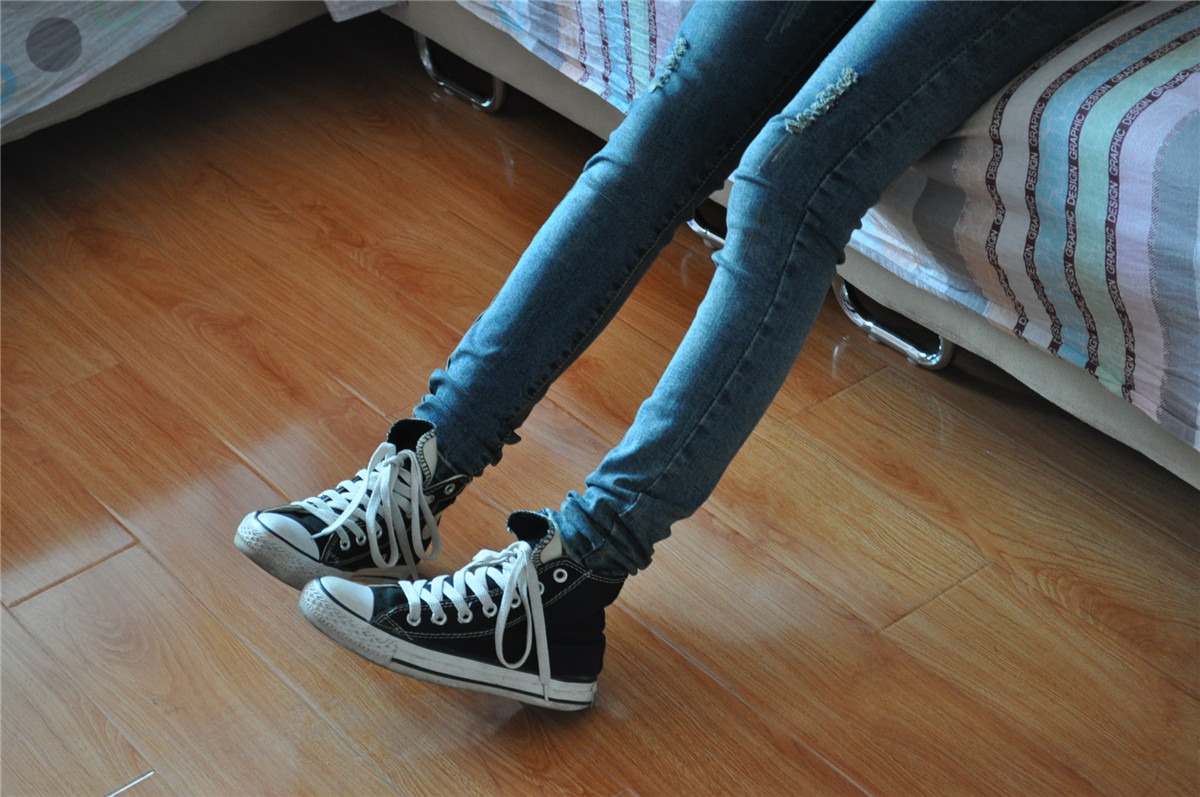 《家拍帆布白棉袜脚》作品图