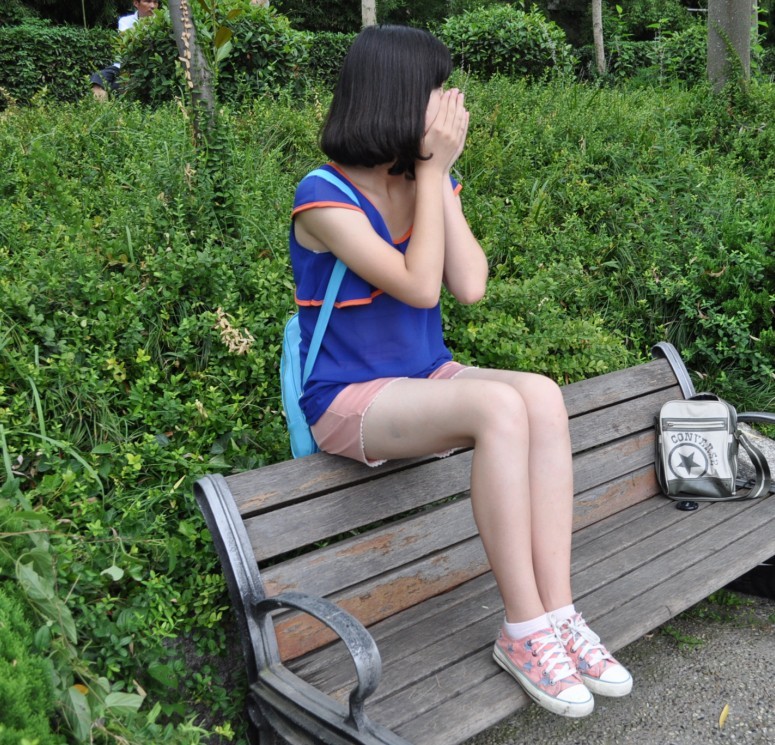 《公园里脏脏的白棉袜脚》作品图