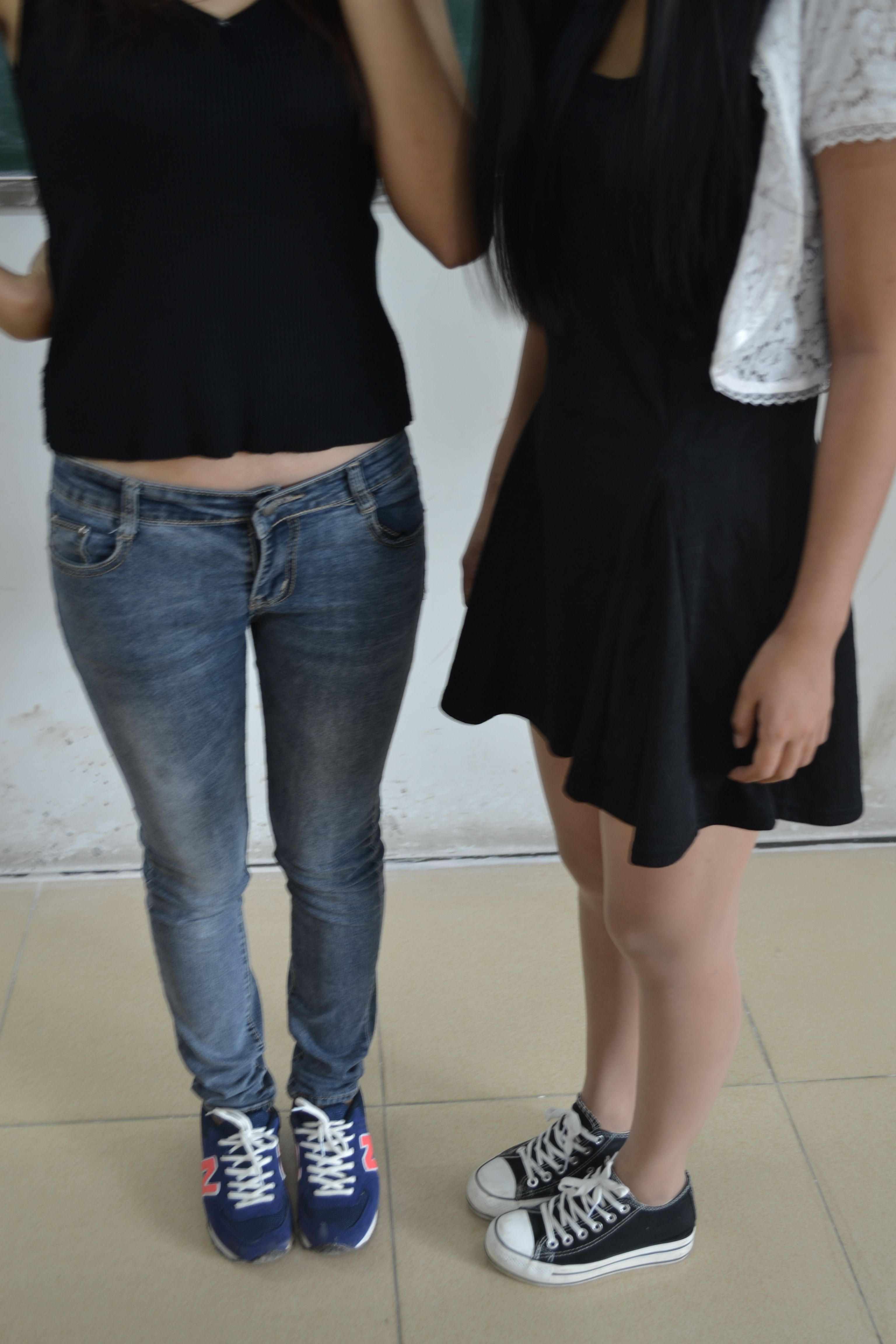 《校园白色船袜の丝袜脚》作品图