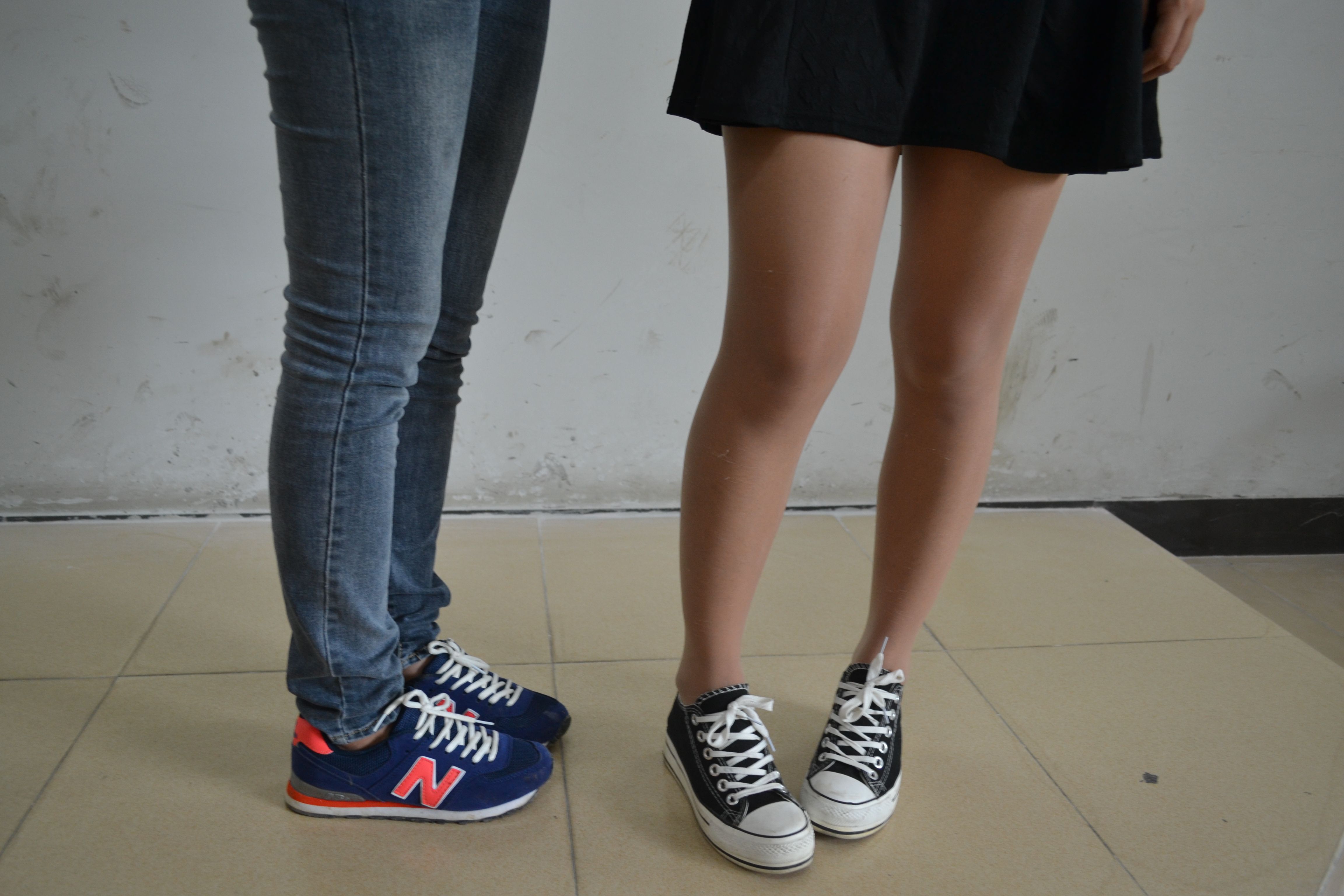 《校园白色船袜の丝袜脚》作品图