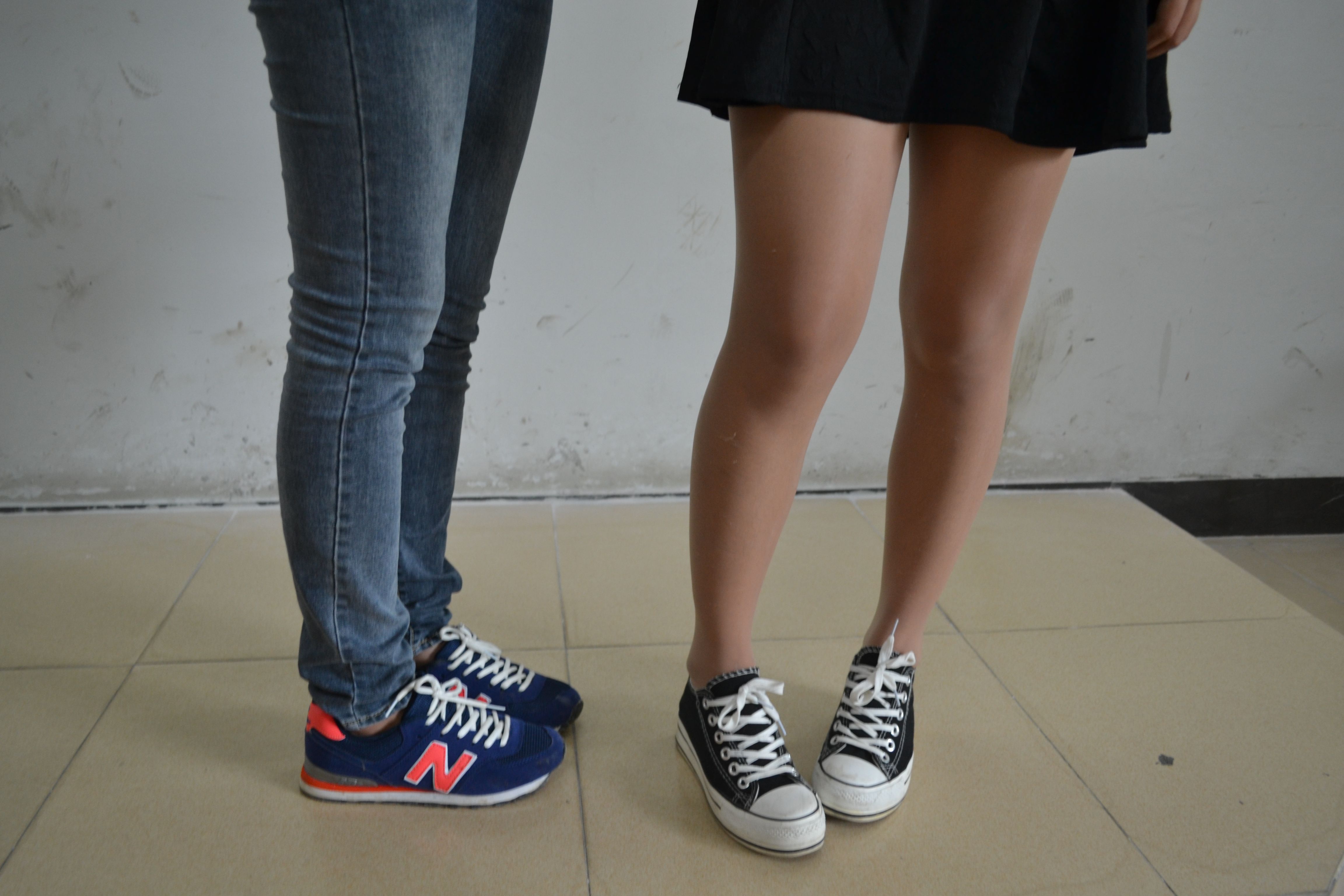 《校园白色船袜の丝袜脚》作品图