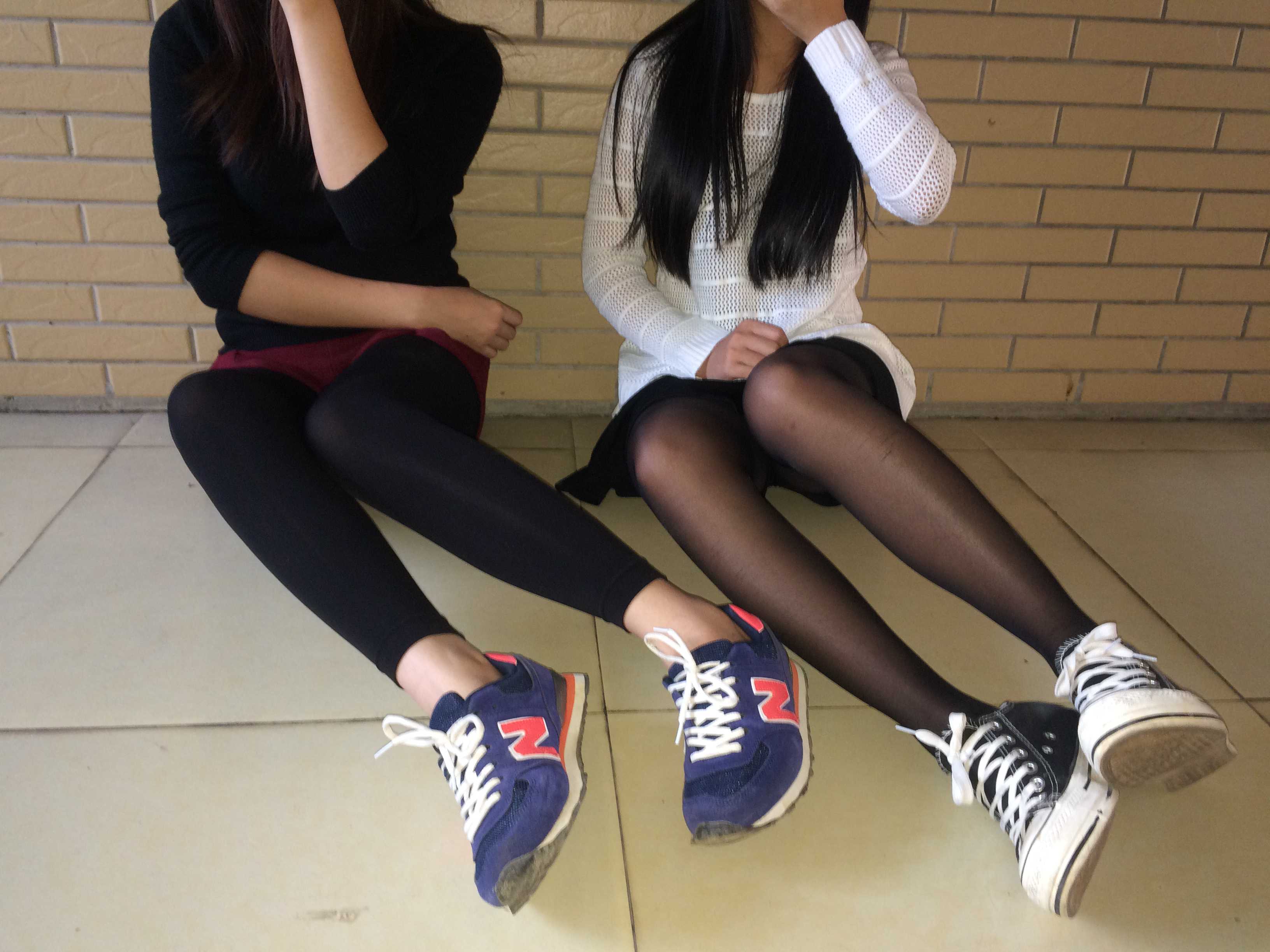 《校园黑丝船袜脚丫》作品图