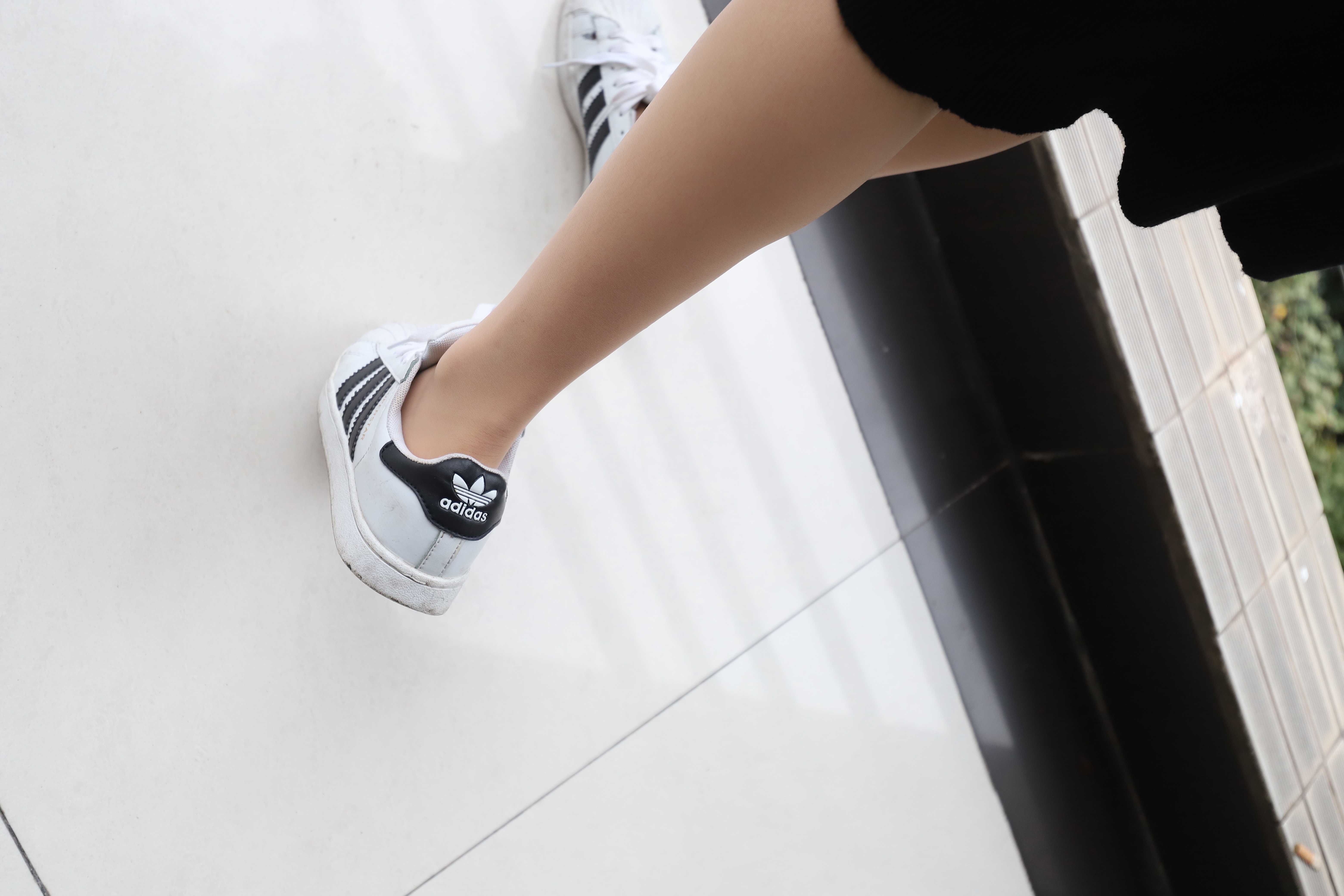 《学妹板鞋の长丝袜脚+视频一部》作品图