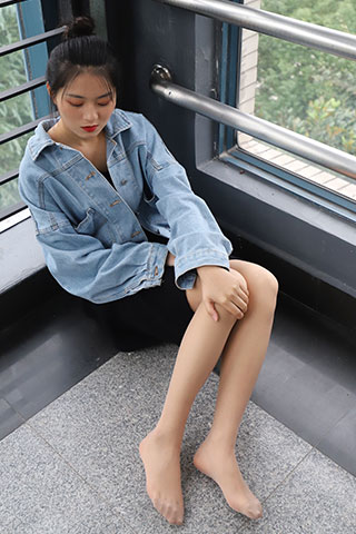 校园里学妹板鞋の长丝袜脚