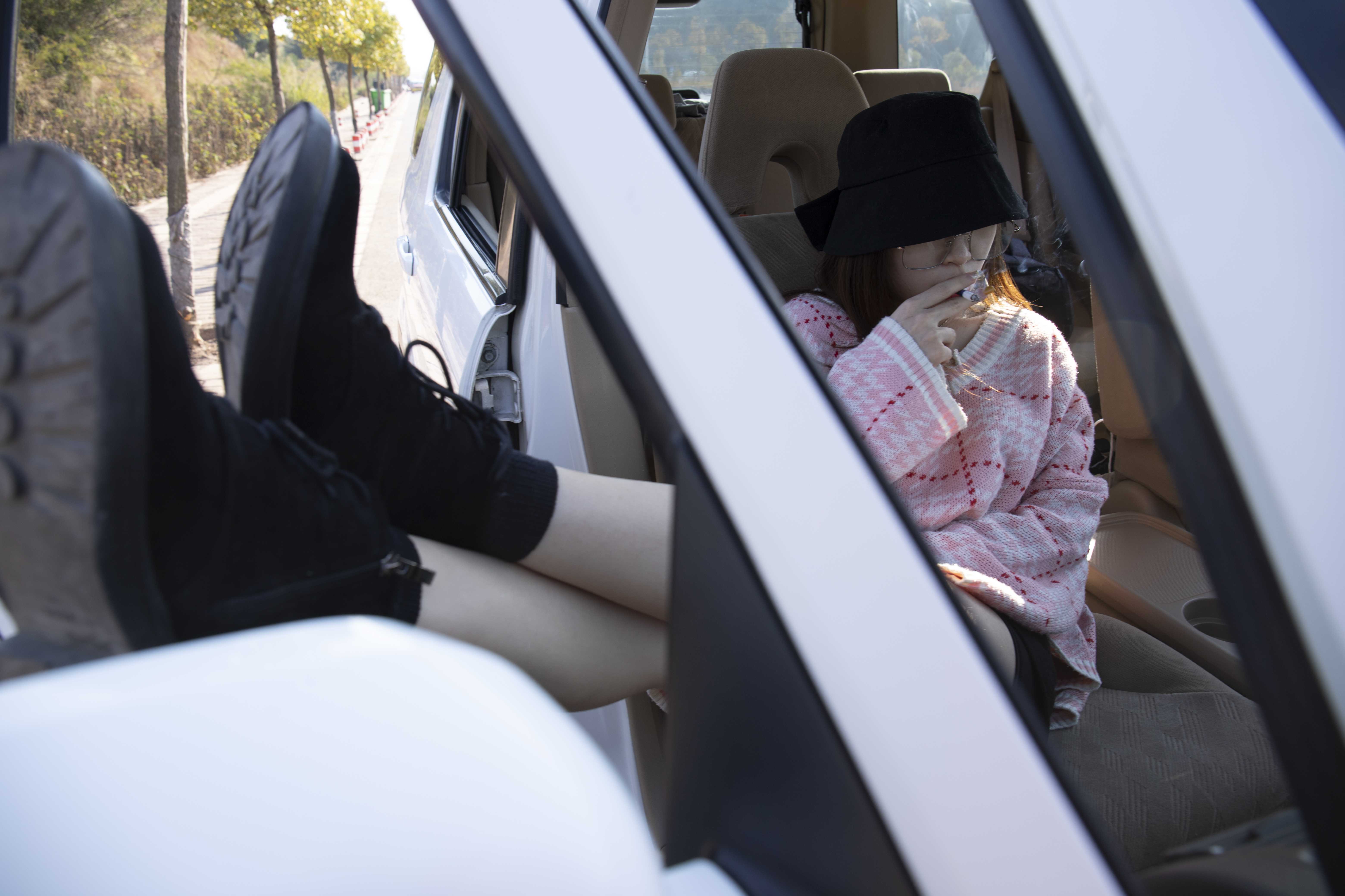 《四眼妹汽车上秀脚丫》作品图