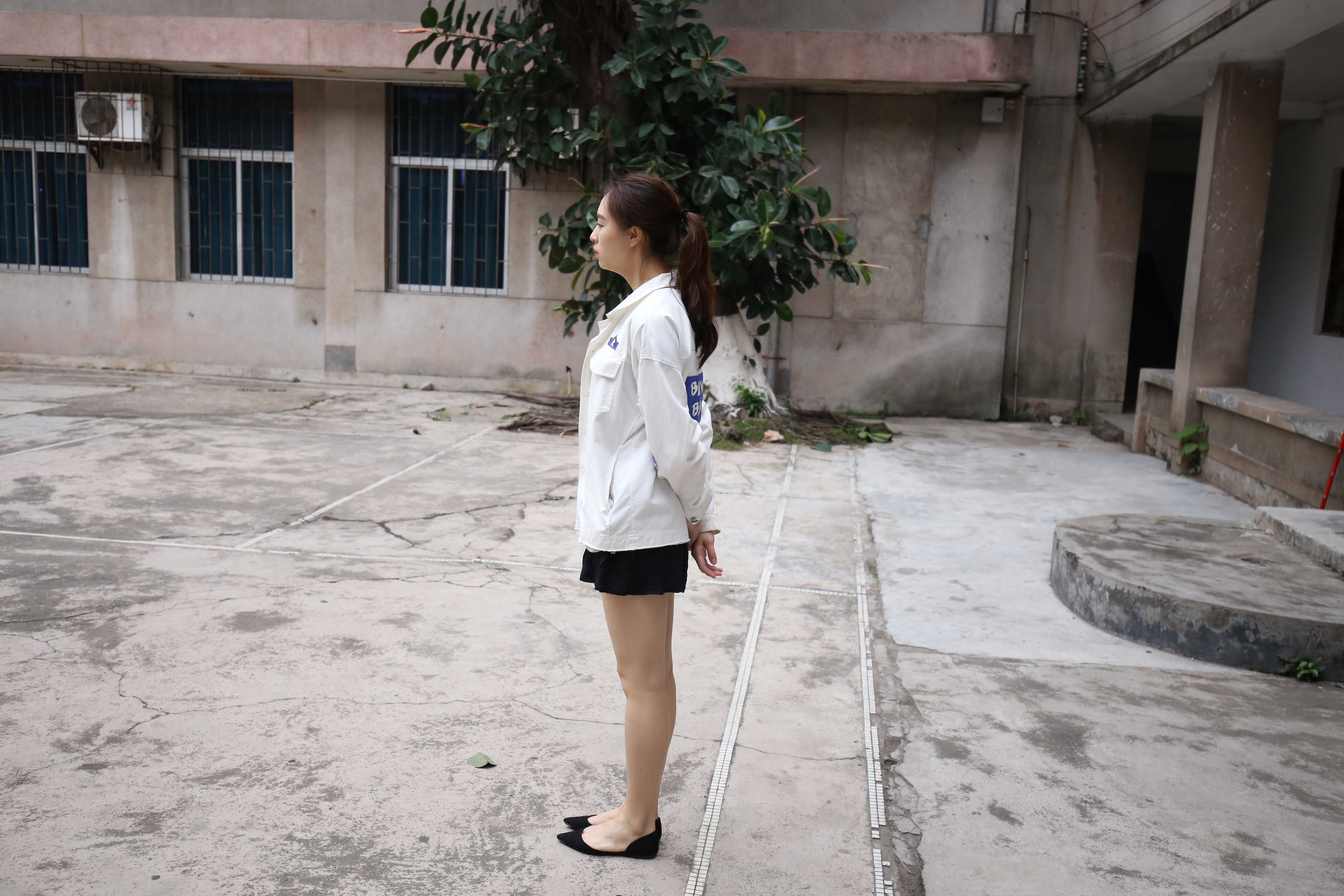 《高挑学姐赤足穿平跟鞋の船袜脚》作品图