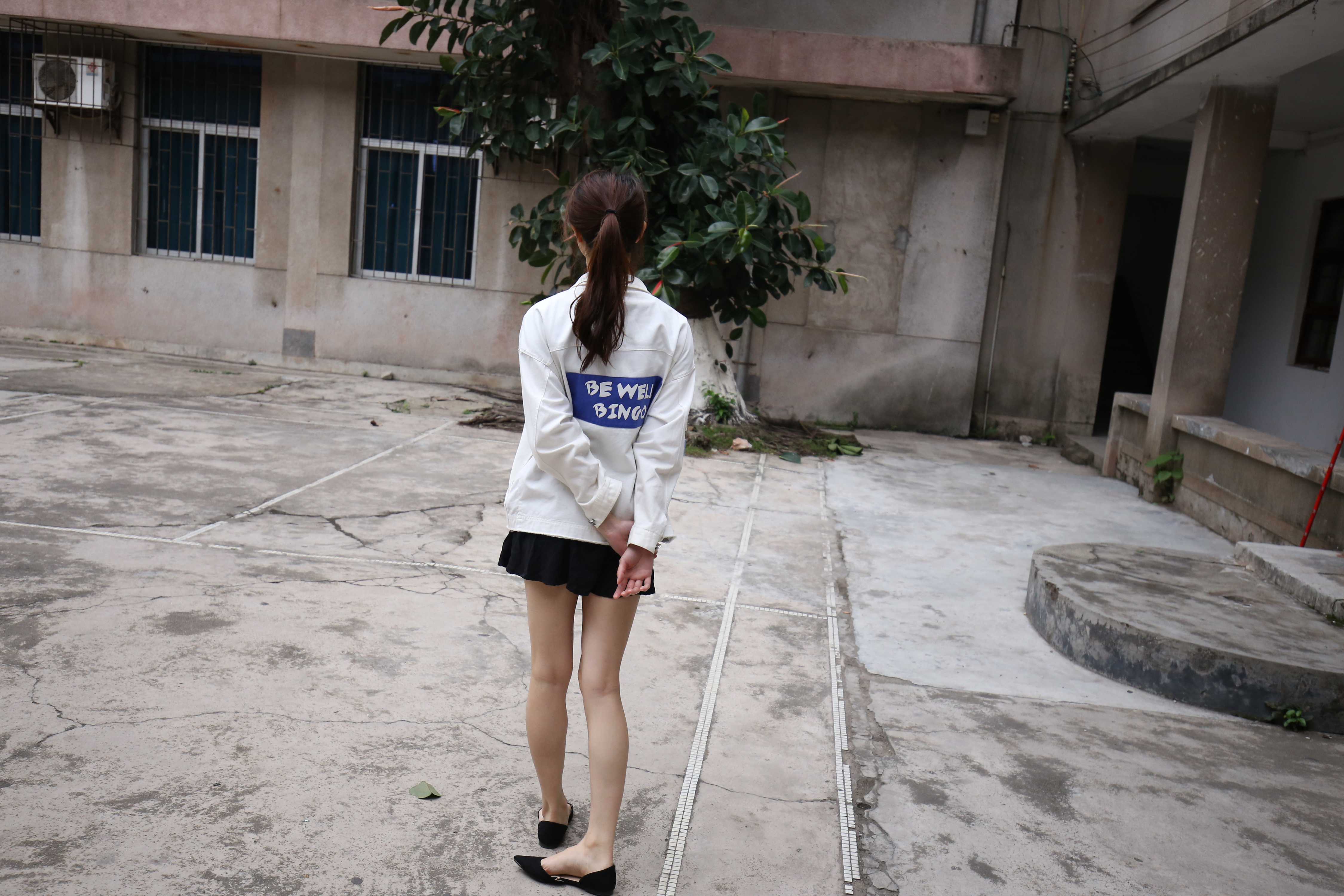 《高挑学姐赤足穿平跟鞋の船袜脚》作品图