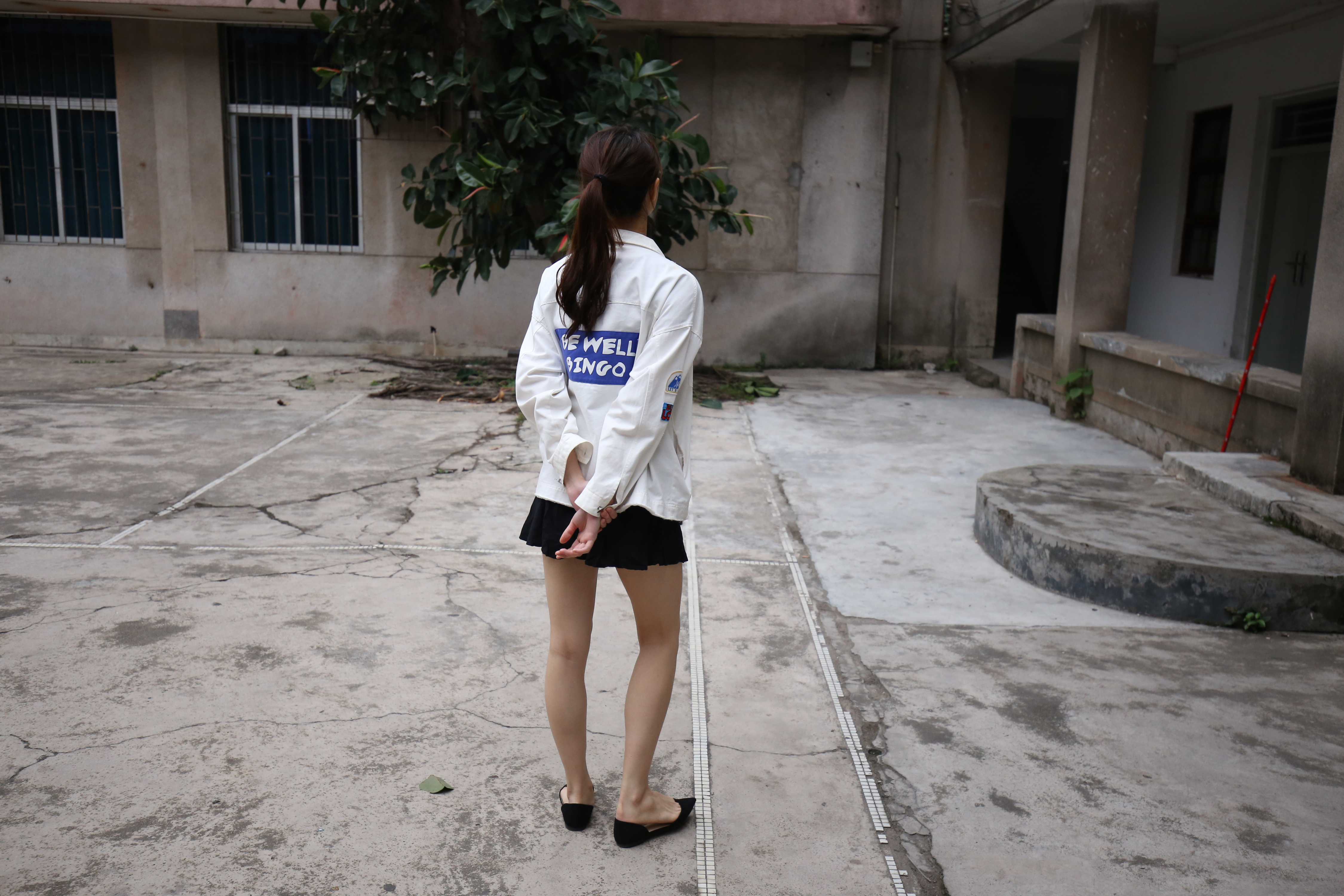 《高挑学姐赤足穿平跟鞋の船袜脚》作品图