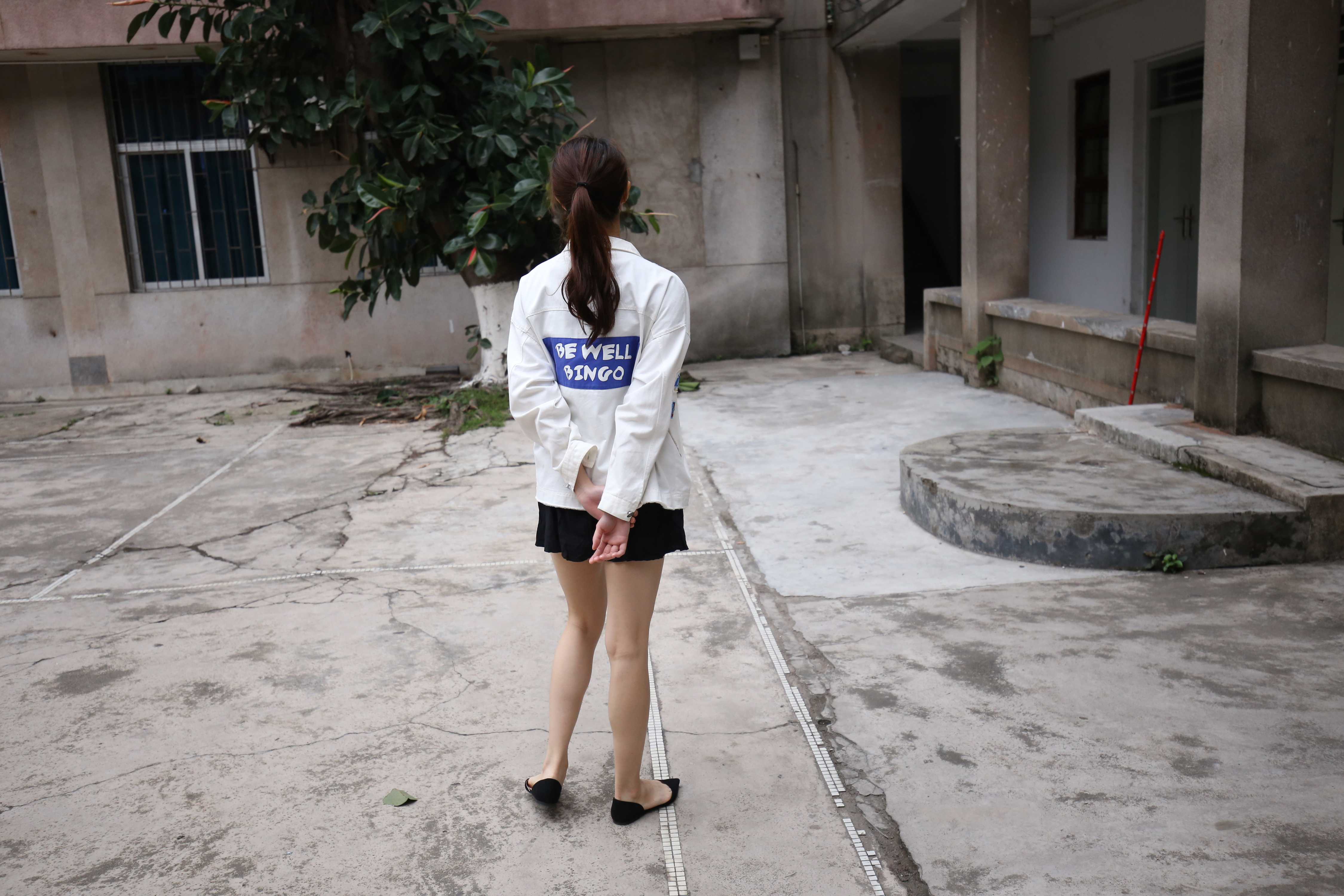 《高挑学姐赤足穿平跟鞋の船袜脚》作品图