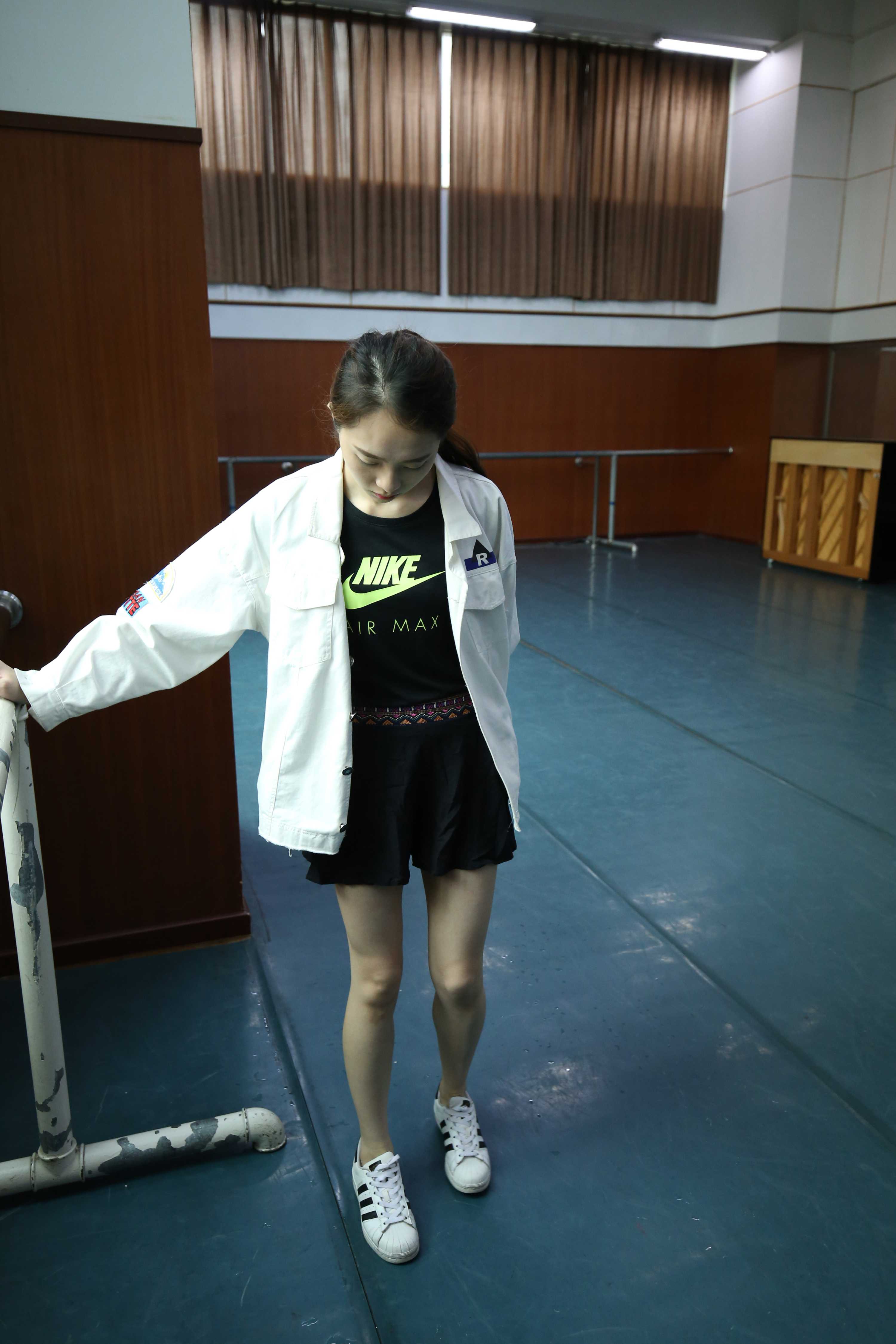 《高挑学姐舞蹈房裸足の船袜脚+视频一部》作品图