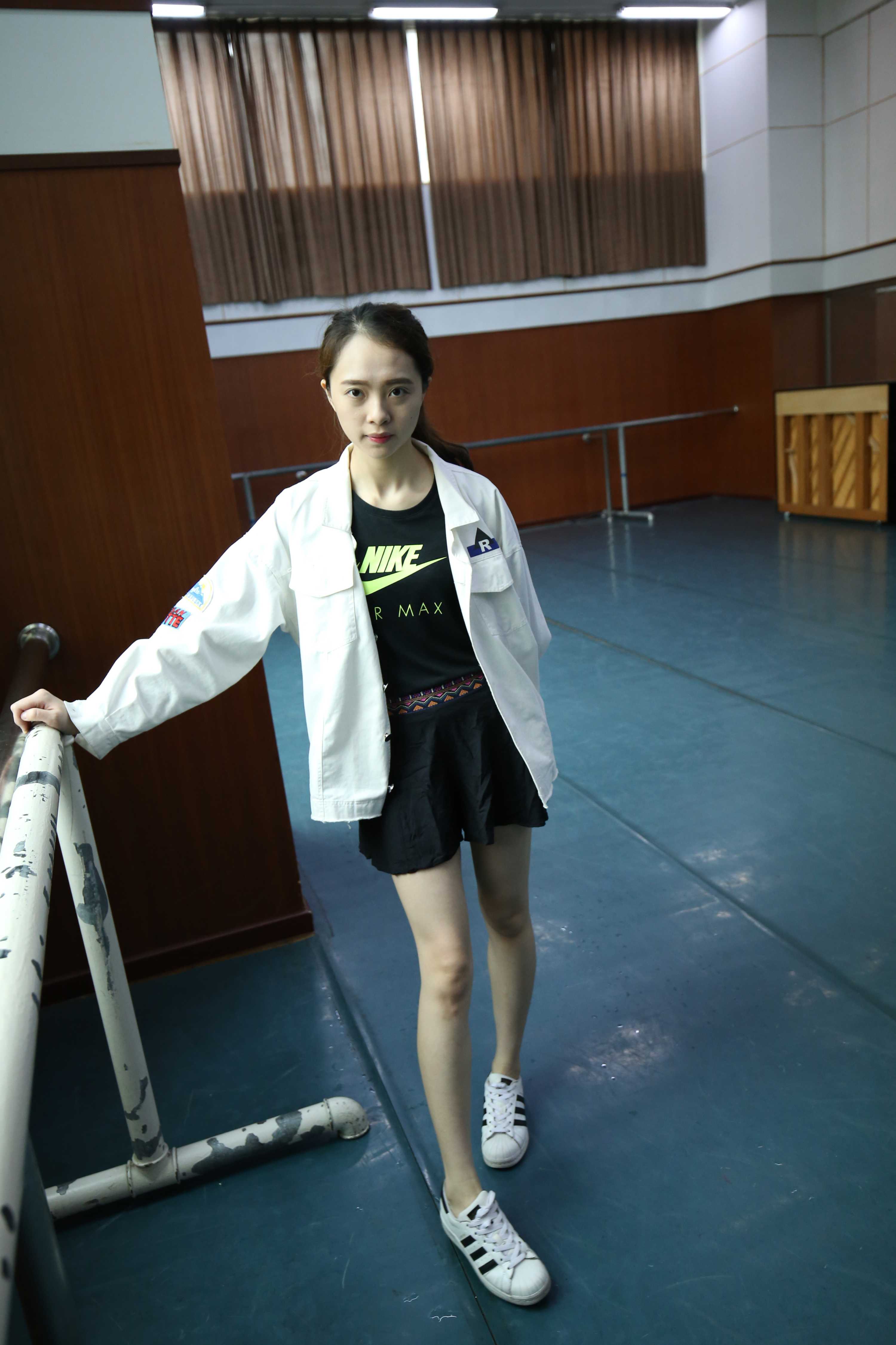 《高挑学姐舞蹈房裸足の船袜脚+视频一部》作品图