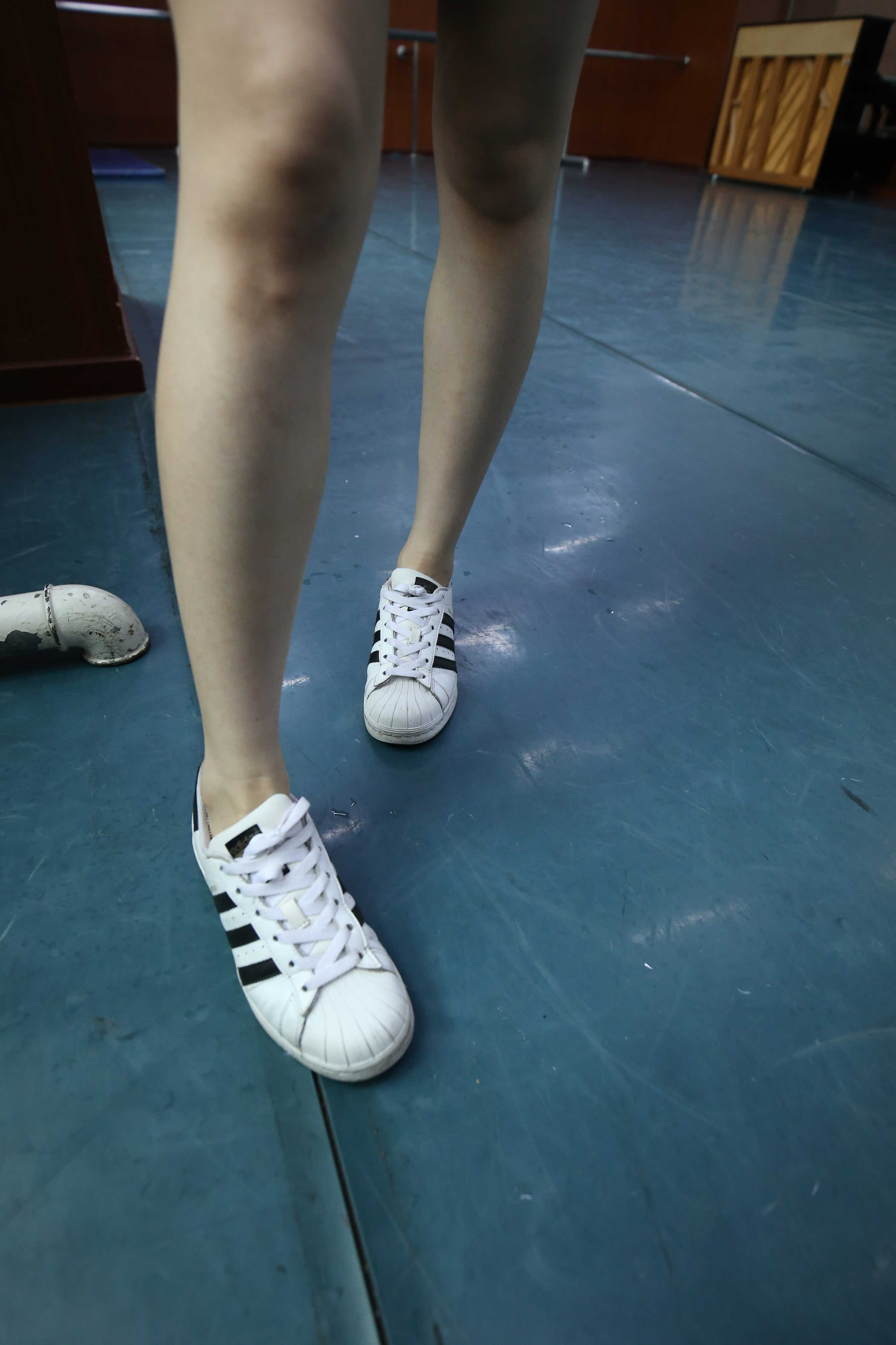 《高挑学姐舞蹈房裸足の船袜脚+视频一部》作品图