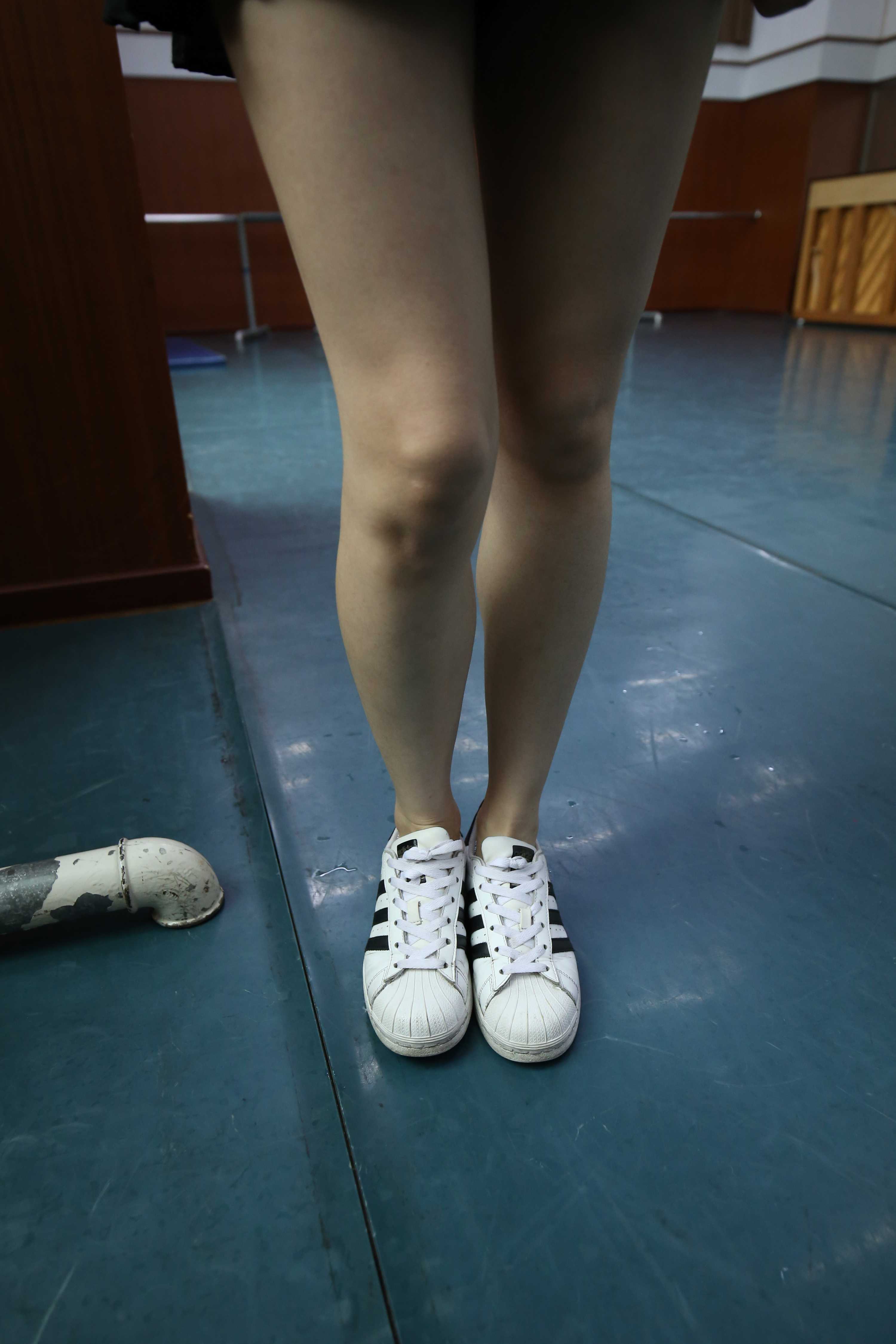 《高挑学姐舞蹈房裸足の船袜脚+视频一部》作品图