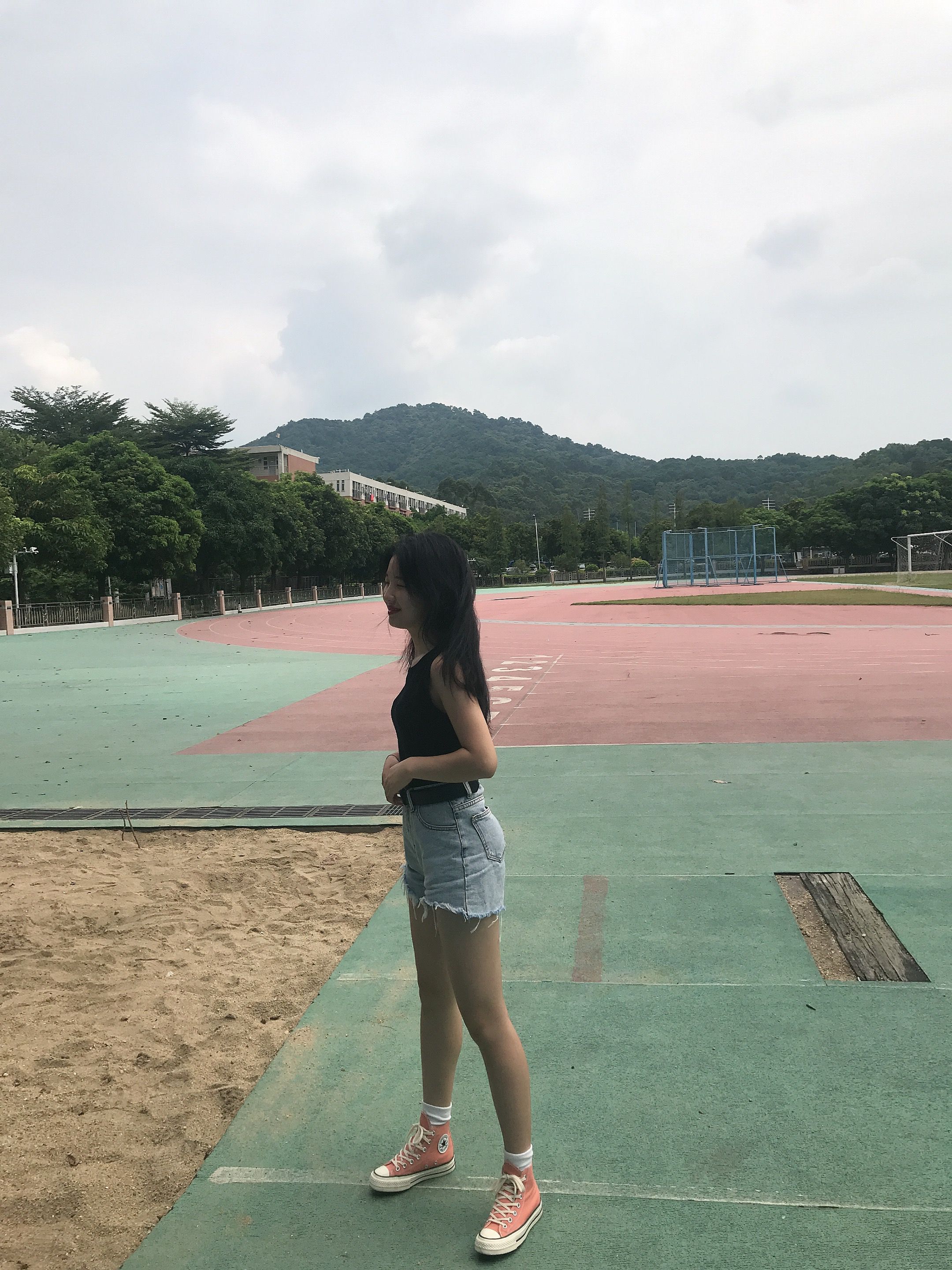 《热裤学妹操场上的棉袜脚+视频2部》作品图