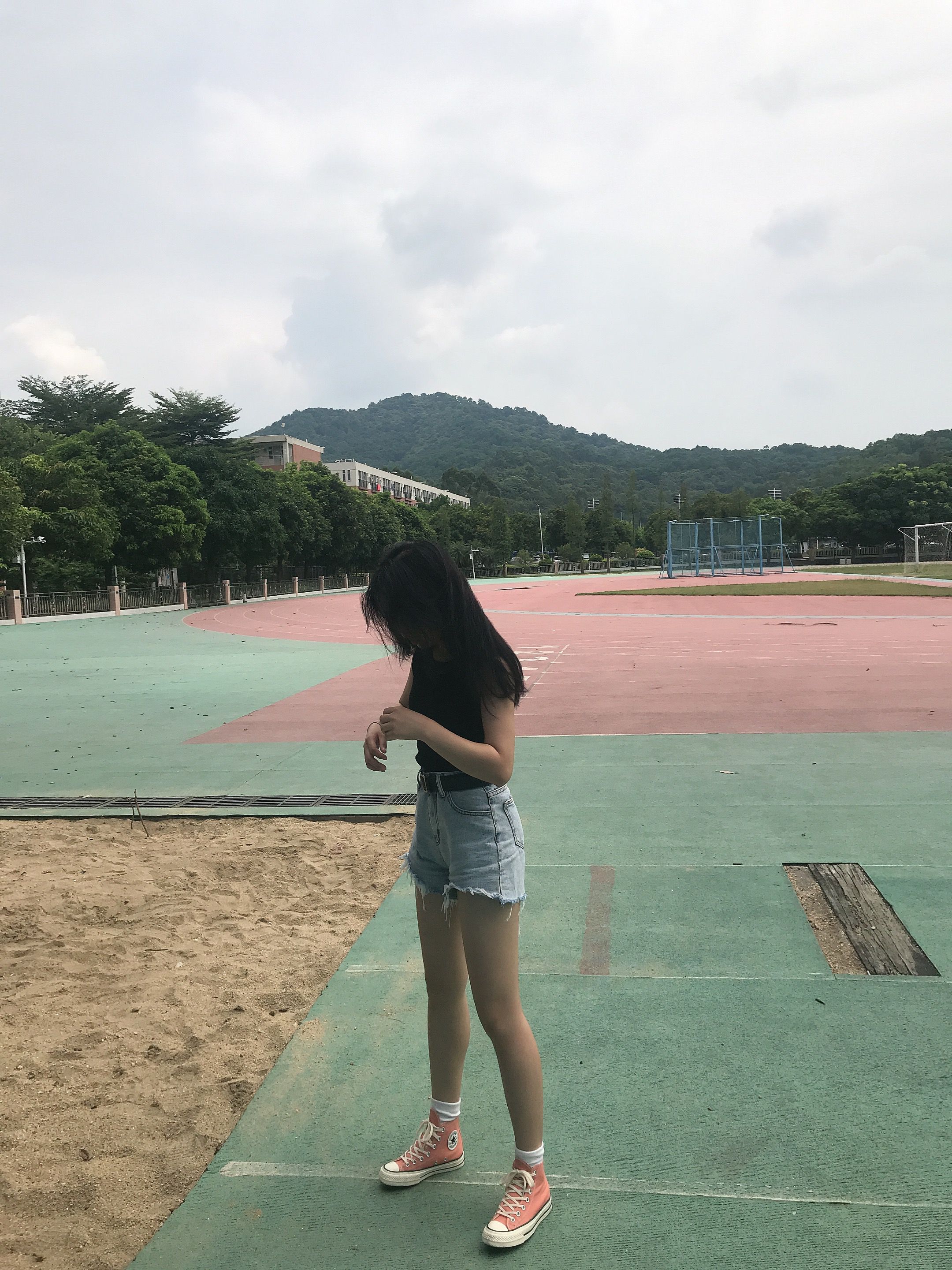 《热裤学妹操场上的棉袜脚+视频2部》作品图