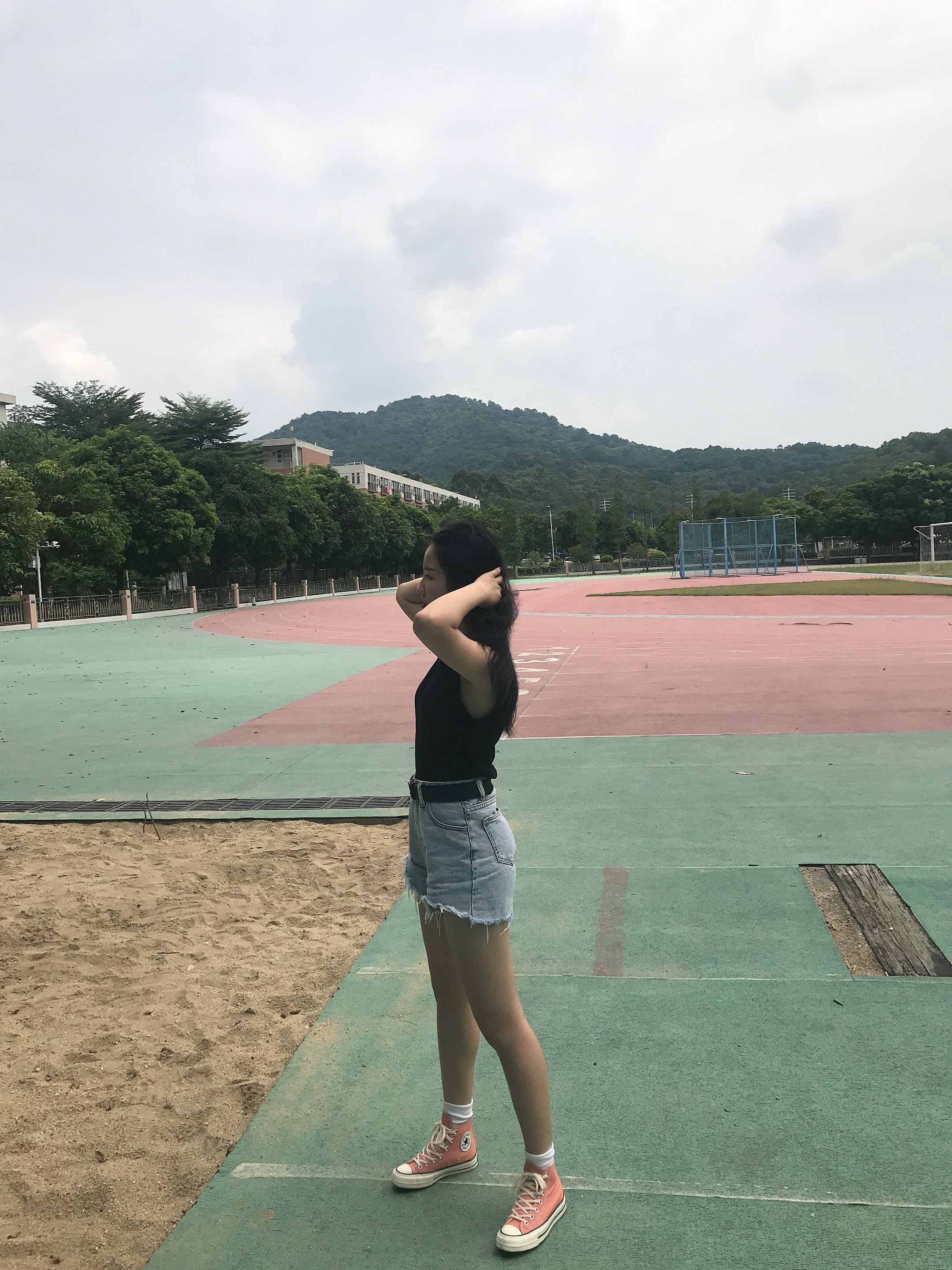 《热裤学妹操场上的棉袜脚+视频2部》作品图