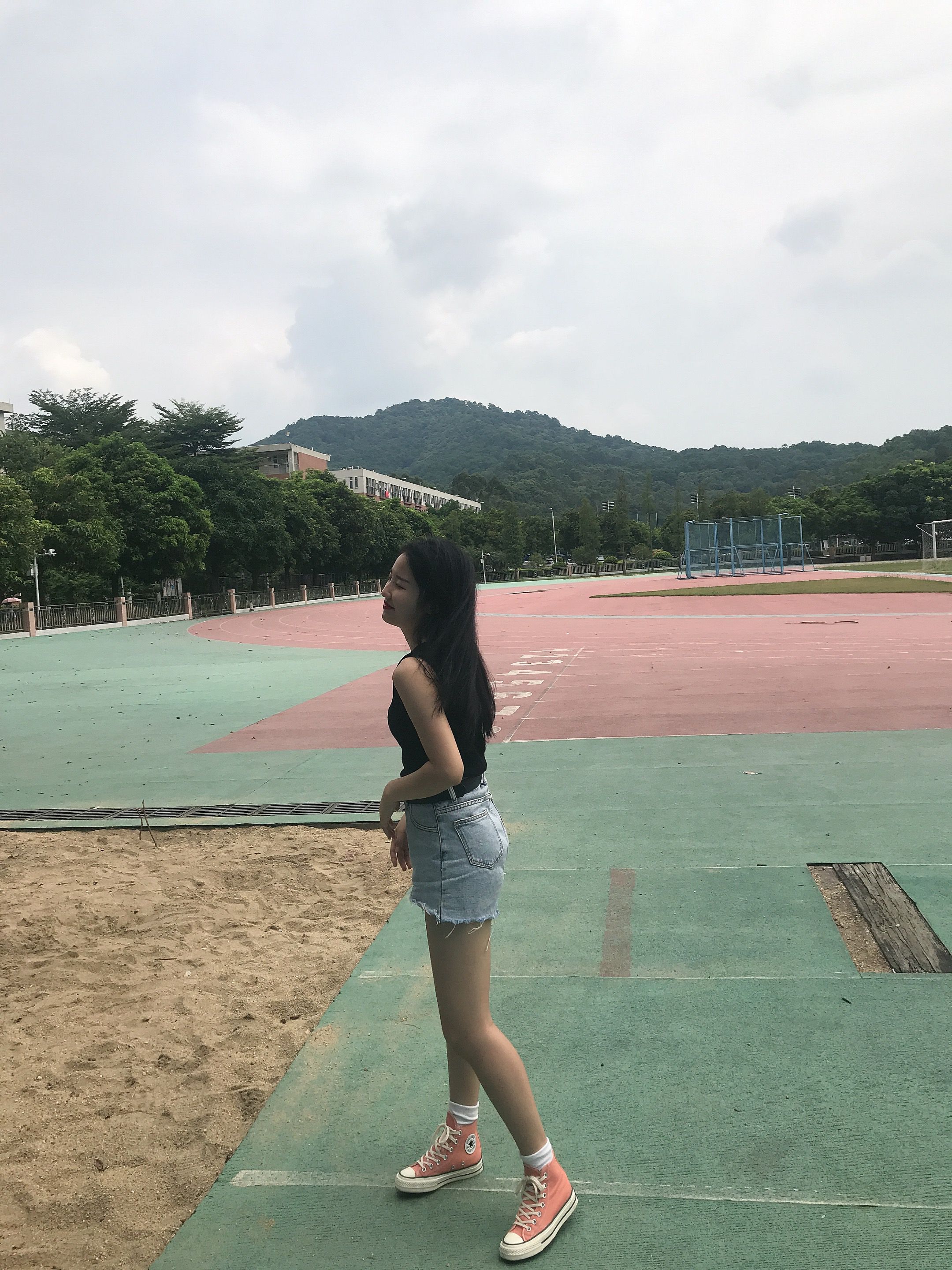 《热裤学妹操场上的棉袜脚+视频2部》作品图