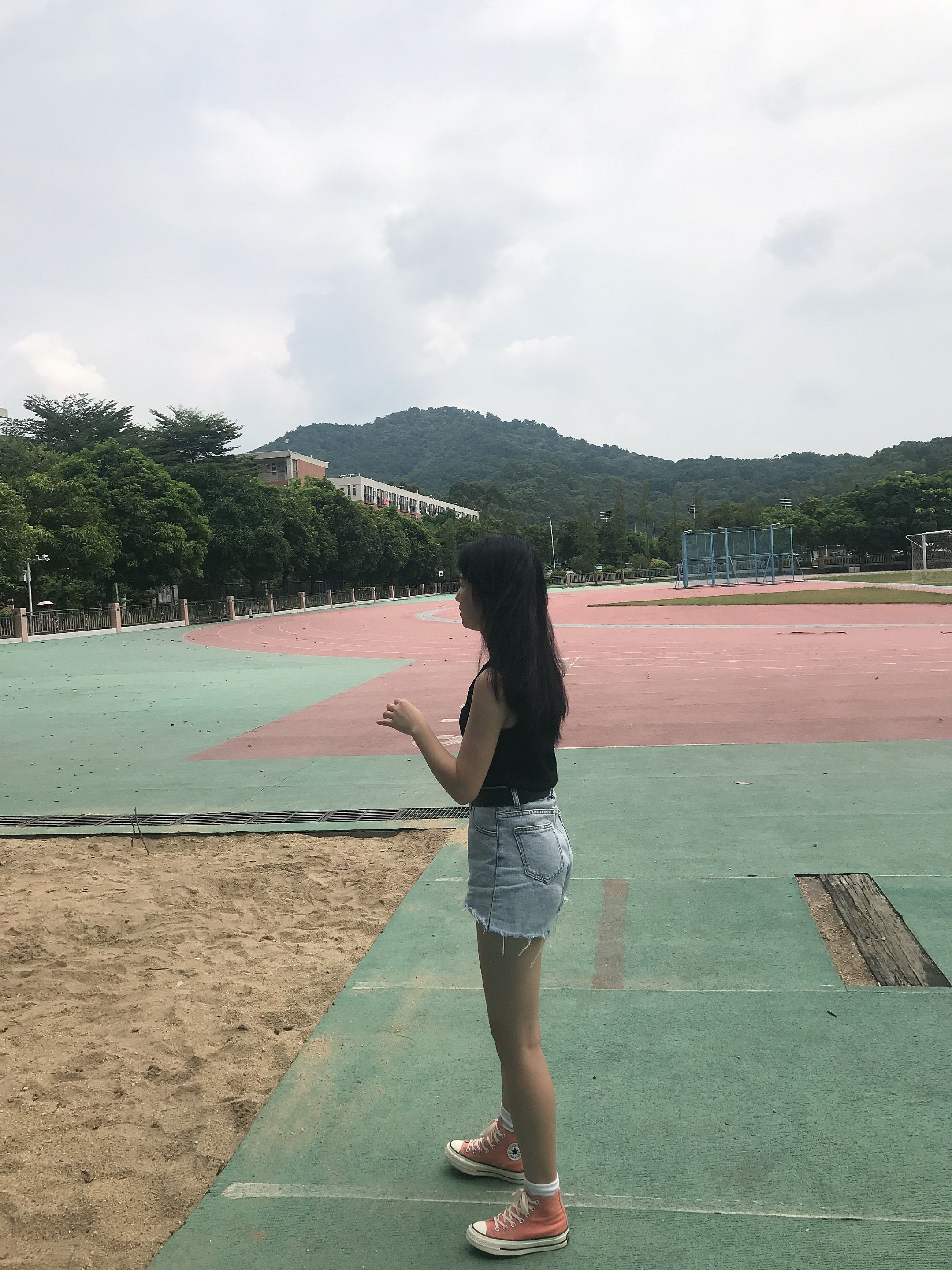 《热裤学妹操场上的棉袜脚+视频2部》作品图