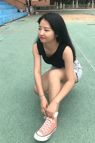 操场上热裤学妹的棉袜脚