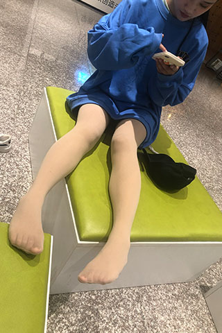 商场yue拍小姐姐板鞋の丝袜脚丫